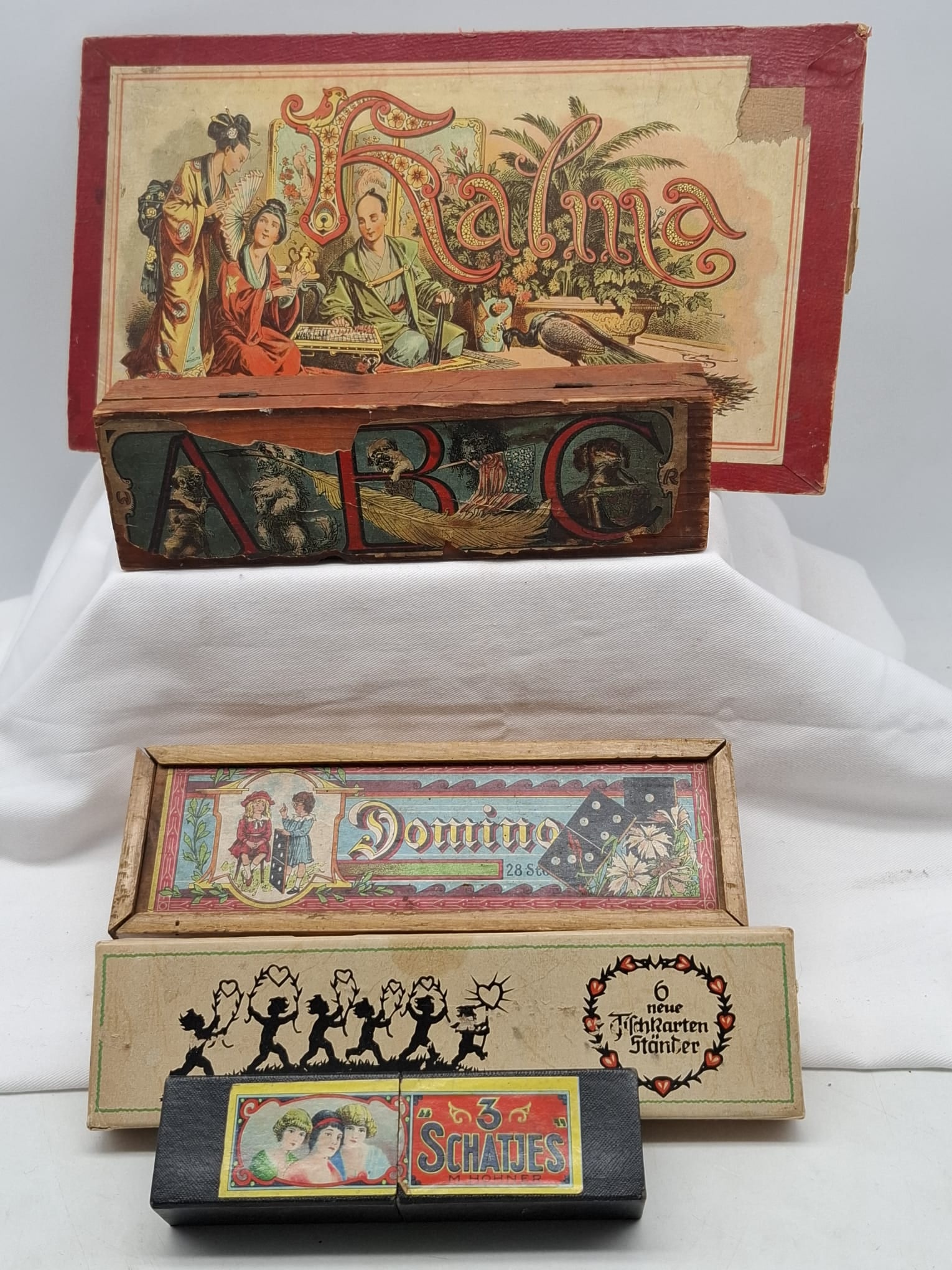 Collection Antique & Vintage Games ++: This is a nice collection of antique and vintage games, not checked to see if they are complete, also includes celluloid place card holders, pencils to write on school slates, a nice lot