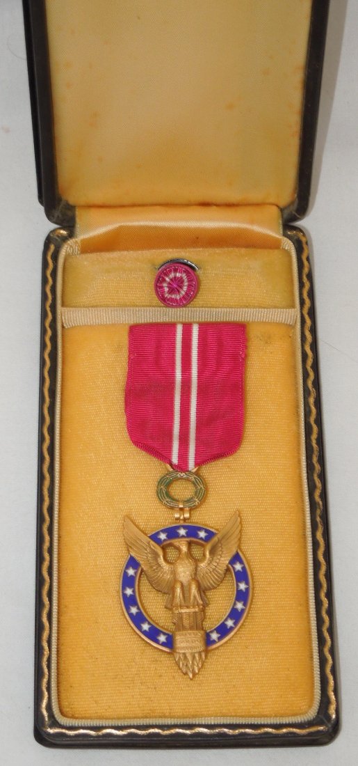 WWII Presidential Medal of Merit VHB & Rosette In Case (1 of 8)
