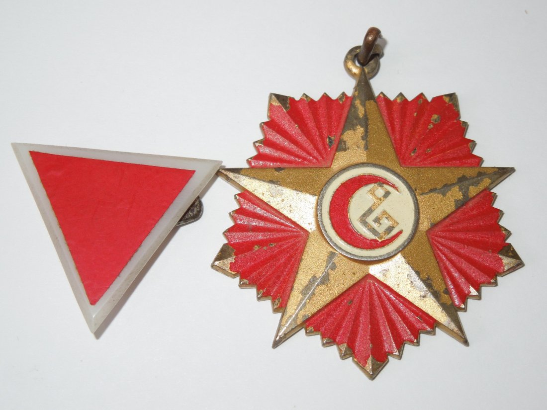 Iran Iraq War Wound Medal & Republican Guard Pin Lot: 1st Type Iran - Iraq War wound medal without the ribbon. Also a Republican Guard pin from Desert Storm. Consignor directly acquired both while in Baghdad, Iraq in 2009.