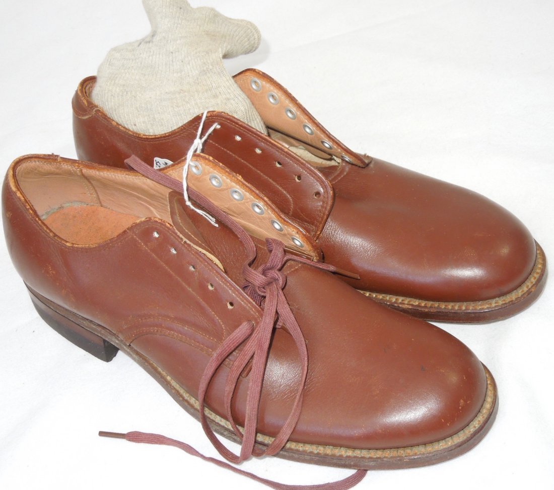 WWII US Military Low Quarter Shoes Size 5 1/2: Brown Service Shoe with Socks. Brown in color. Size is 5.5A. Makers Mark is HBN-SA Goodrich 1D-1. USA No. 372. Excellent condition. (II J 9)