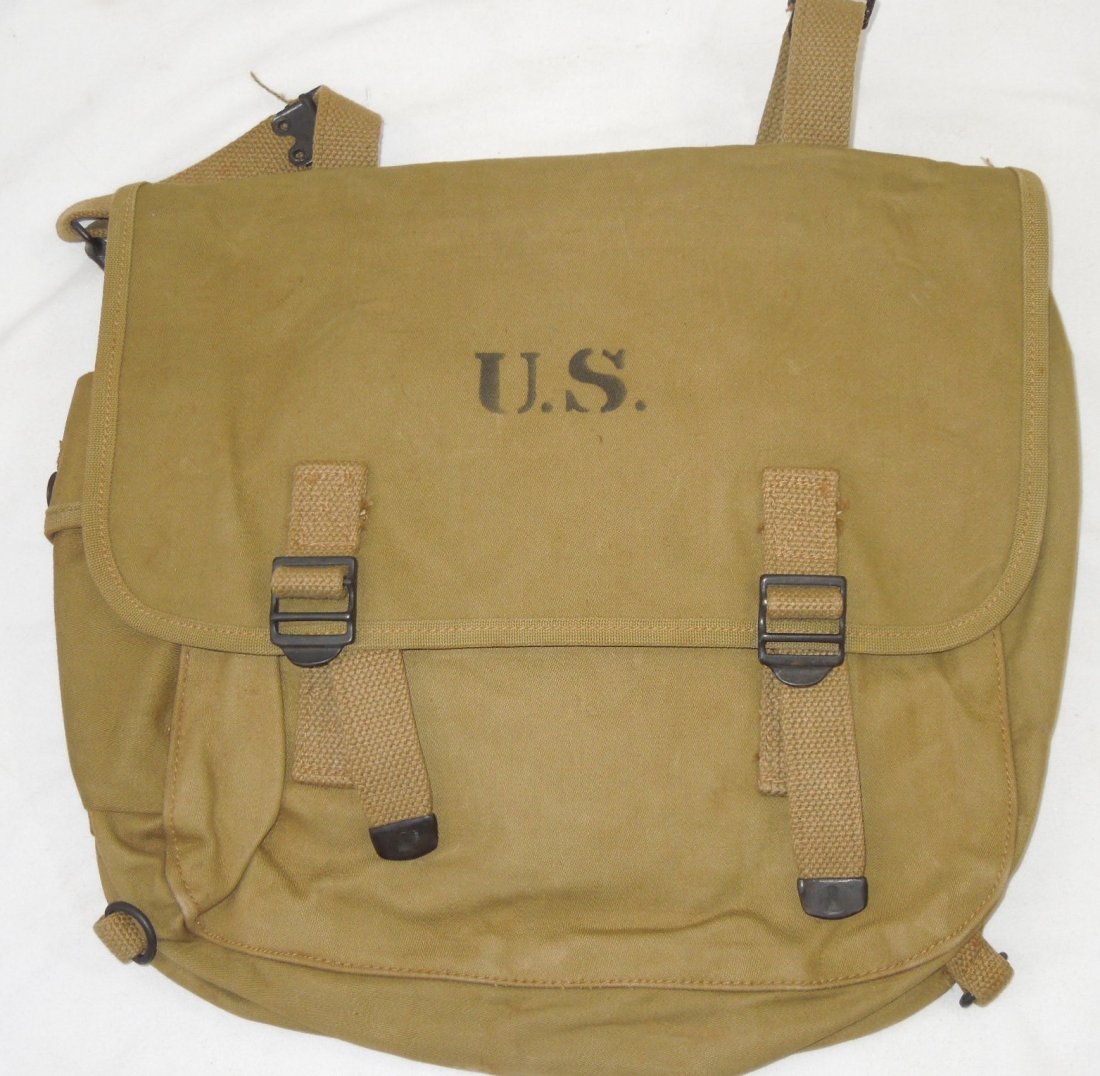 WWII 1941 US Musette Rubberized Bag Langdon: WWII Rubberized US Musette Bag Langdon. Marked: Langdon Tent & Awning CO. Manufactured in 1941. Very good condition for its age.