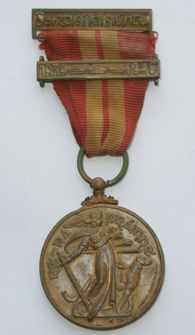 WWII Irish Emergency Forces Defence Medal 1939-45: Original Irish Emergency 1939 - 1945 medal, NA FORSAI COSANTA : the defence Forces (Regular Army, Air Corps, Marine Service, etc.) The forces included some 56,000 men at its peak.