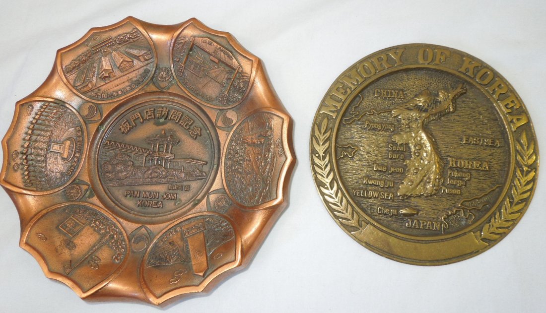 Korean War Commemorative Wall Plaques Decorations Lot: Lot of two Korean War Era souvenir metal type plaques. Pan Mun Jom Korea Korean War Souvenir Wall Hangings Metal Plaque Plate Bowl Decorations. The vintage Pan Mun Jom Korea decoration has a diameter 