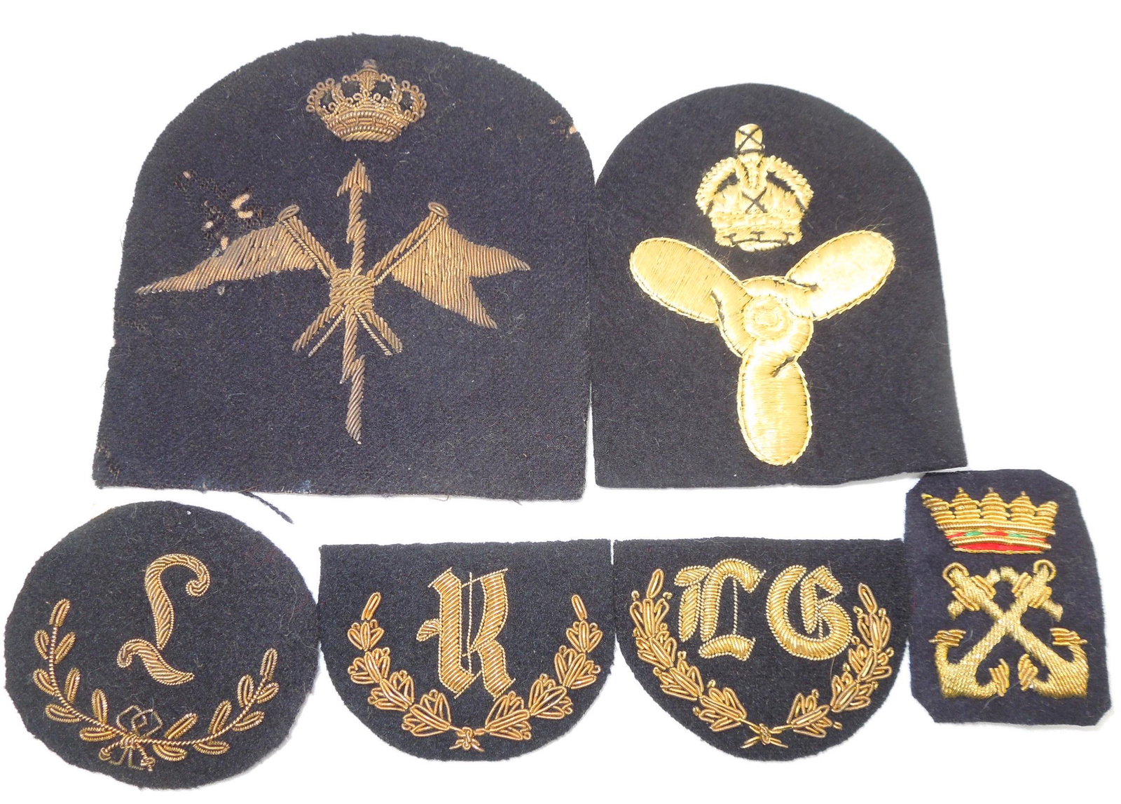 WWI - WWII British & Australian Army & Navy Bullion Badges: Original lot of badges as shown. One is labeled 1940 British (mothing to front), Australian Army Artillery Layer 1915, Australian Army Artillery range taker 1914, Australian Army Light Machine Gun 191