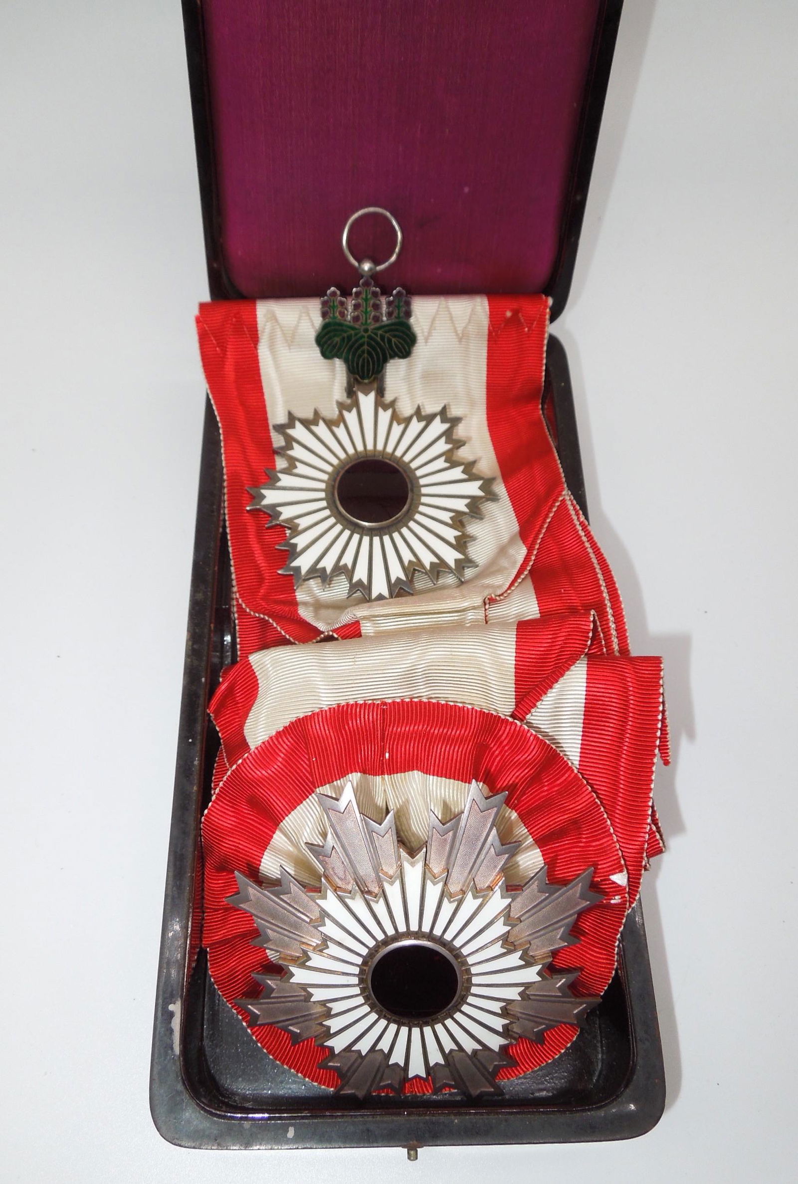 Japanese Order of the Rising Sun 1st Class Badge & Breast Star with Case Lot (1 of 7)