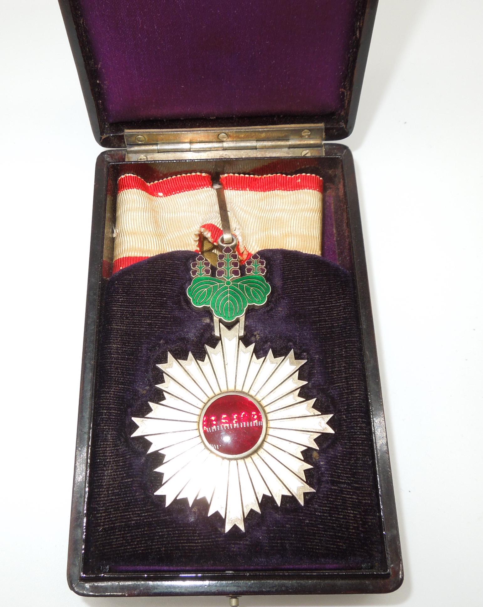 Japanese Order of the Rising Sun 3rd Class Medium Cordon Medal with Case (1 of 4)