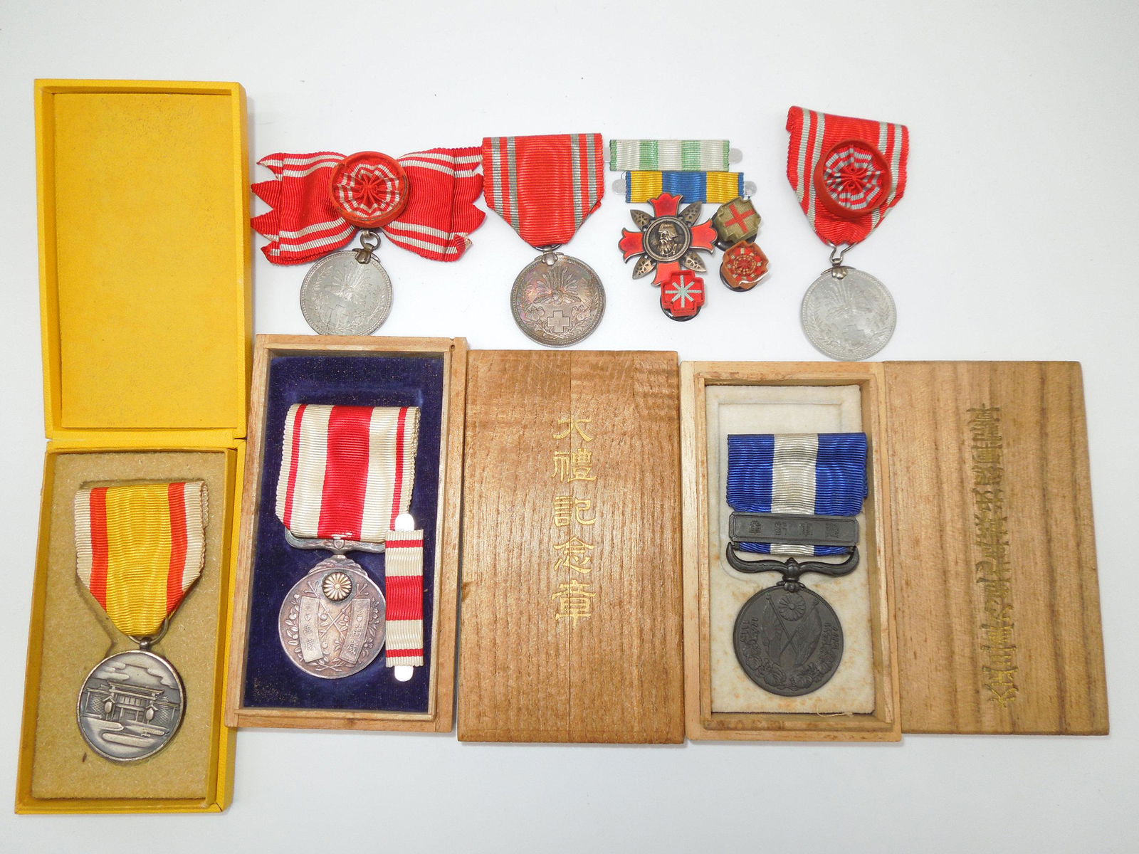 WWI WWII Japanese Medals, Ribbons & Pins Lot National Shrine, RC, Wound Badge, etc (1 of 7)