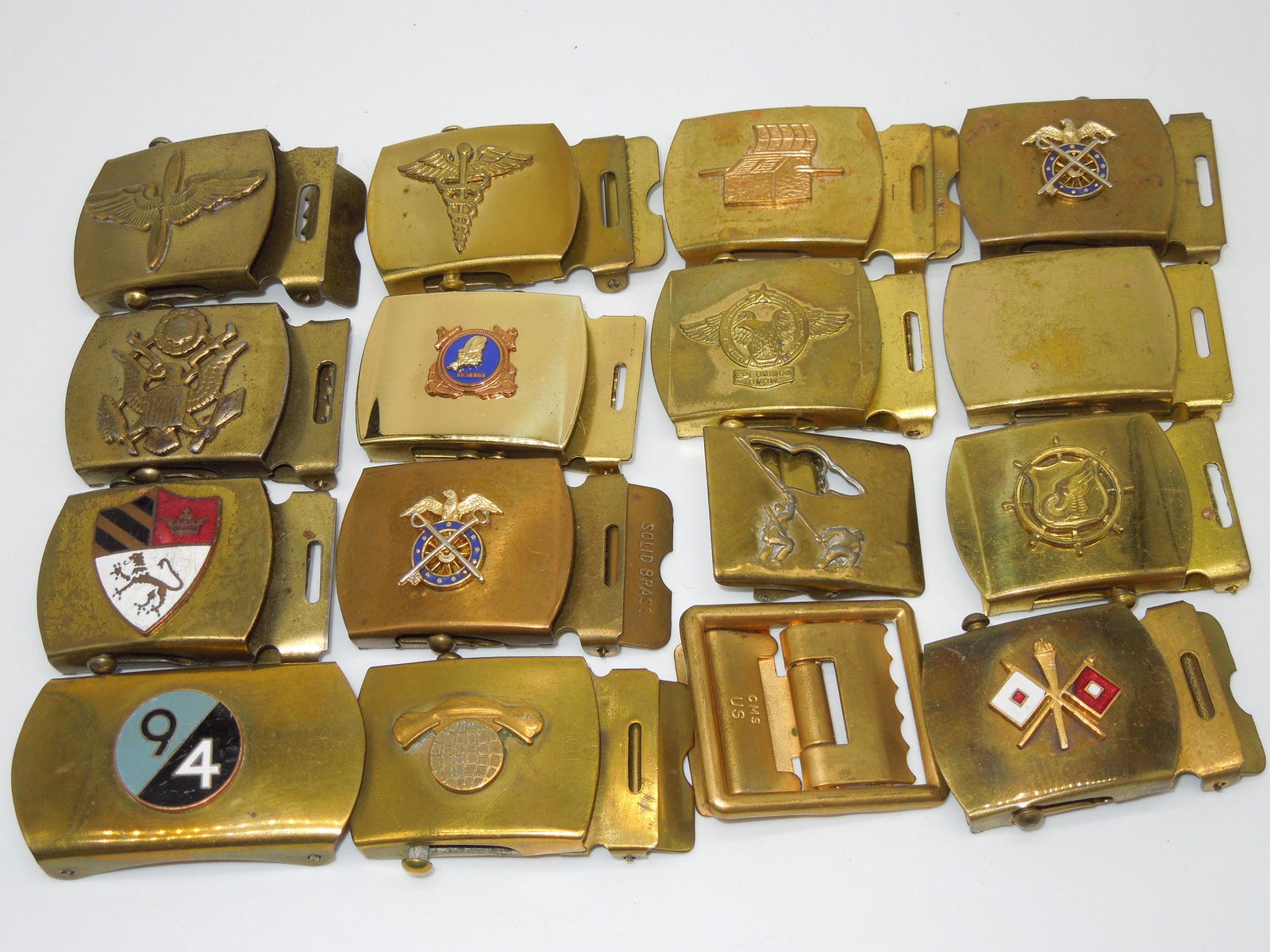 Lot of WWII US Army Navy Marine Corps Solid Brass Belt Buckles Units DUIs (1 of 6)
