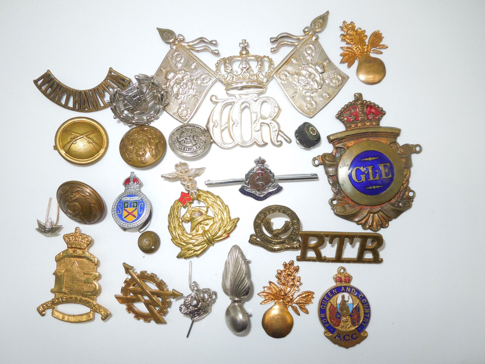 Lot of Worldwide British Badges Pins Regimental Insignia (1 of 9)
