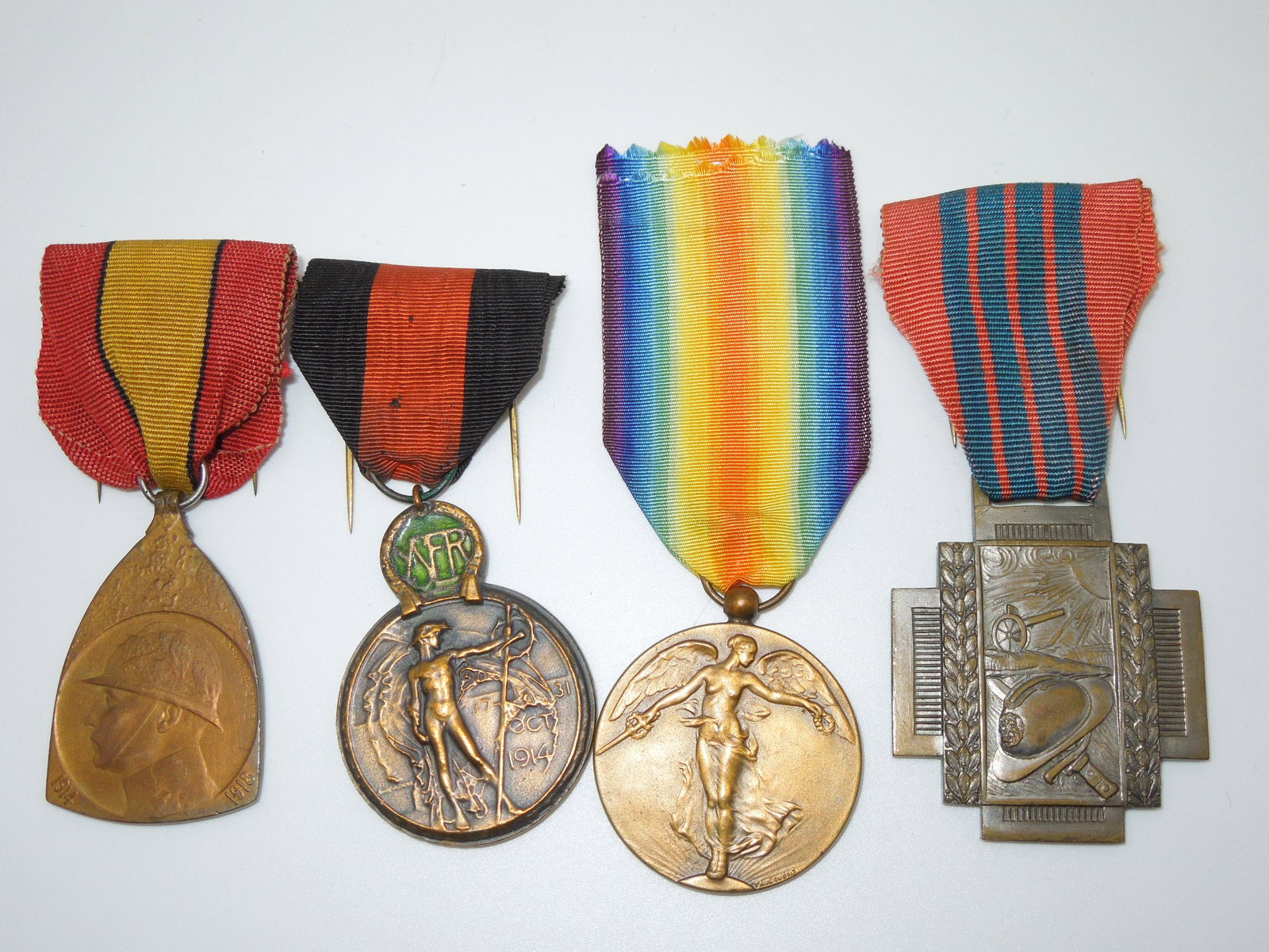 WWI Belgian War Military Medals Lot Yser Victory: Lot of four medals from Belgium- Commemorative, Yser, Fire Cross, and Belgian WWI Victory. Good condition.