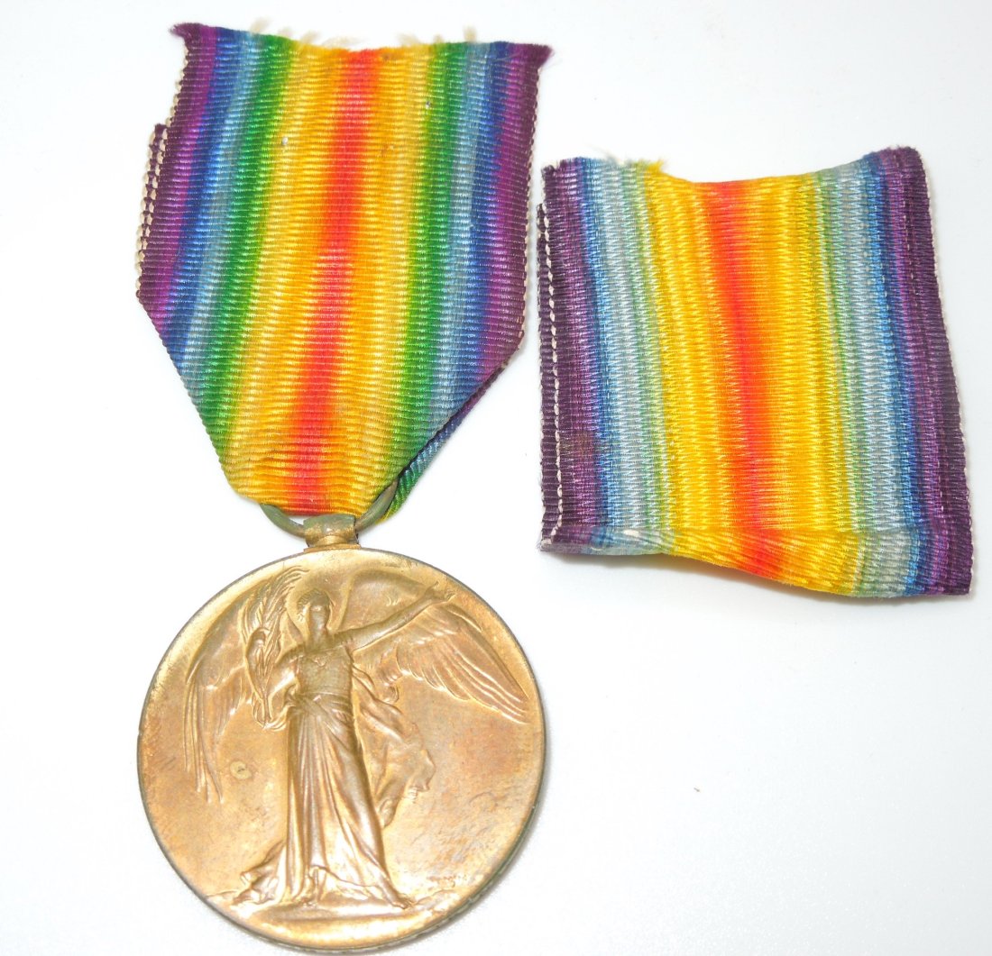 WWI British Army Royal Fusiliers Engraved Victory Medal (1 of 5)