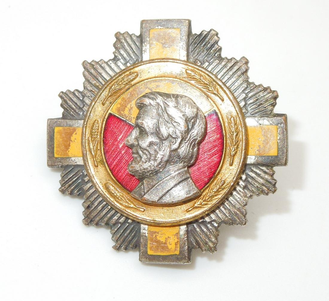 Scarce Pre WWII 33rd Infantry Division Artillery DUI Abraham Lincoln Pin: Abraham Lincoln screw back pre-WWII Distinctive Unit Crest. Good condition. Scale is shown for reference.