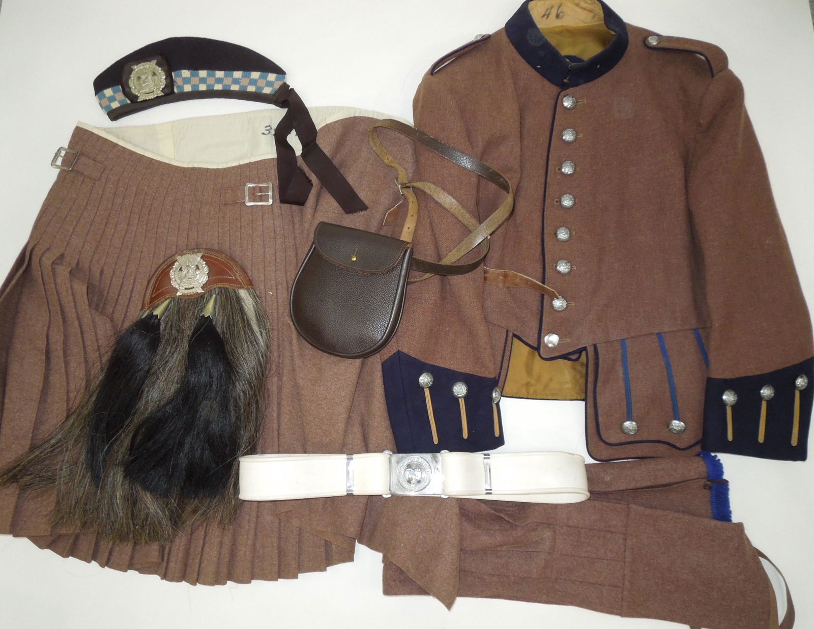 Canadian Toronto Scottish Uniform Group & Kilt Gaunt (1 of 7)