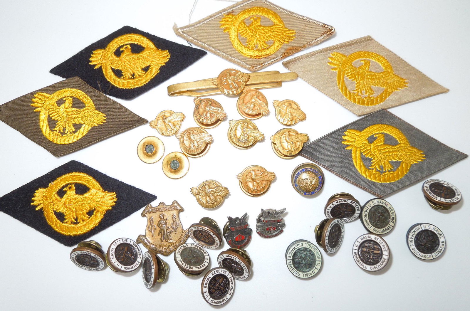 WWII US Military Ruptured Duck & Navy Honorable Discharge Pins Buttons (1 of 3)