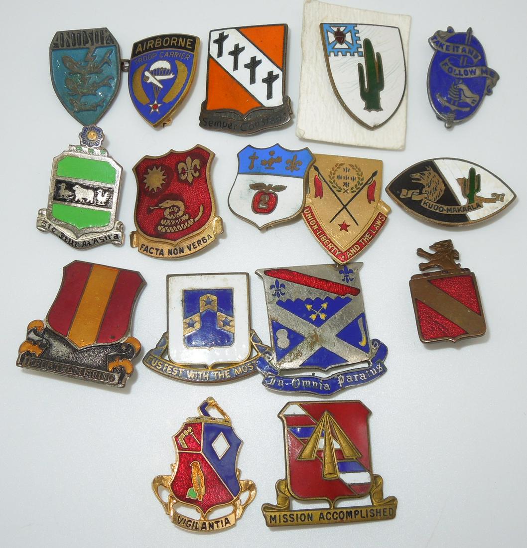 ピンバッジ Vintage U.S. Army Pin Lot of 5 Pins Eagle Crest. Military Hat and Lap