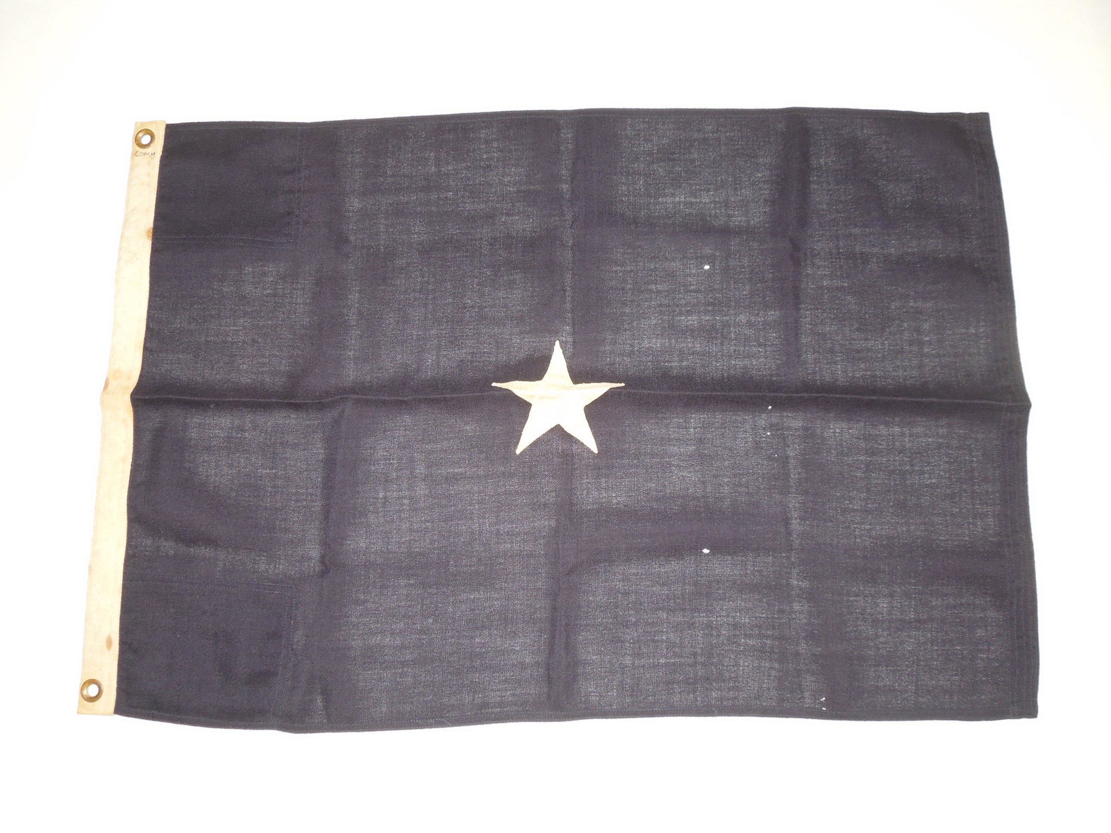 WWII USN Navy Commodore Officers 1 Star Flag: USN Navy Commodore Officers 1 Star Flag. The Star is stitched onto the cotton fabric. Approximate size is 22 x 32 inches. Condition is used with stains and soiling on the header. Also, there are a cou