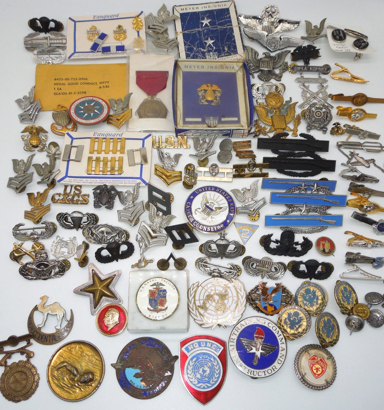 Large Collection of WWII - Modern US Military Pins Badges Wings Insignia (1 of 11)