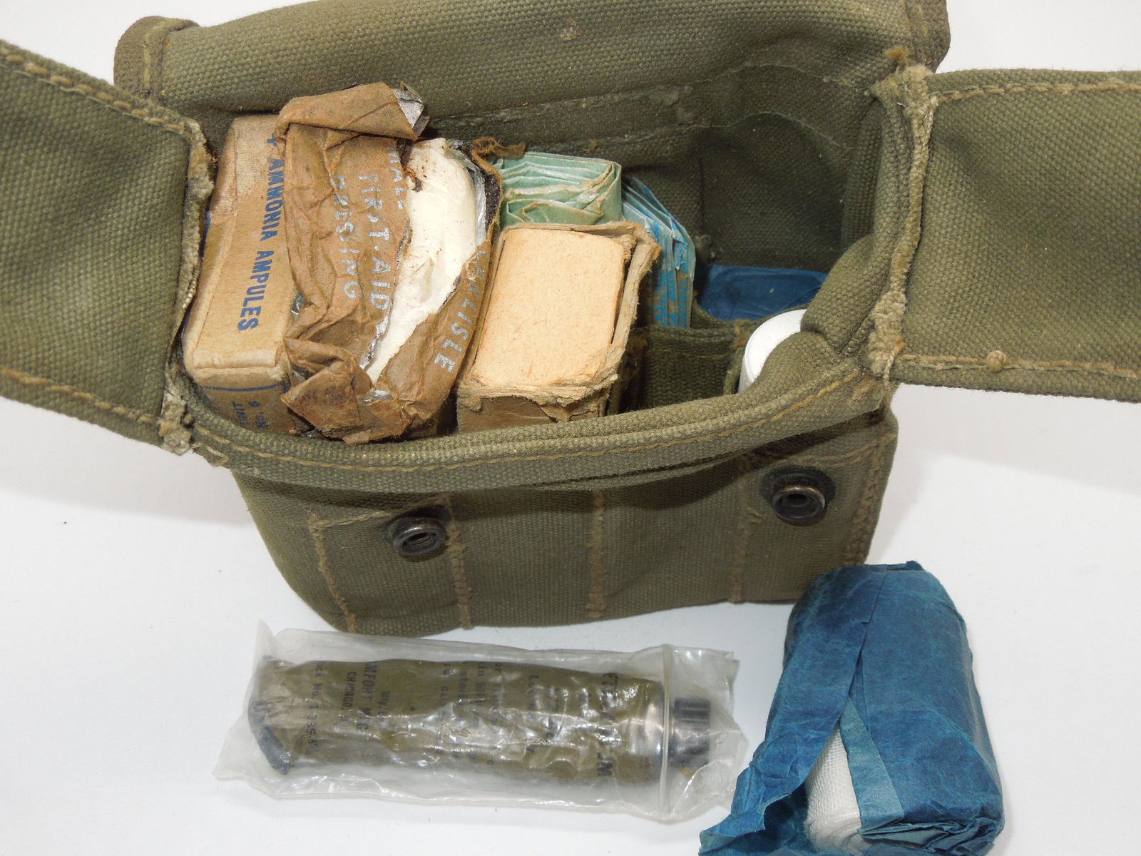 WWII 1944 US Army Jungle First Aid Kit & Contents: Original first aid kit as shown in the photos with contents. See pictures for dates and maker marks, when visible. Good condition for their age, with signs of use and age. Some of the contents are in