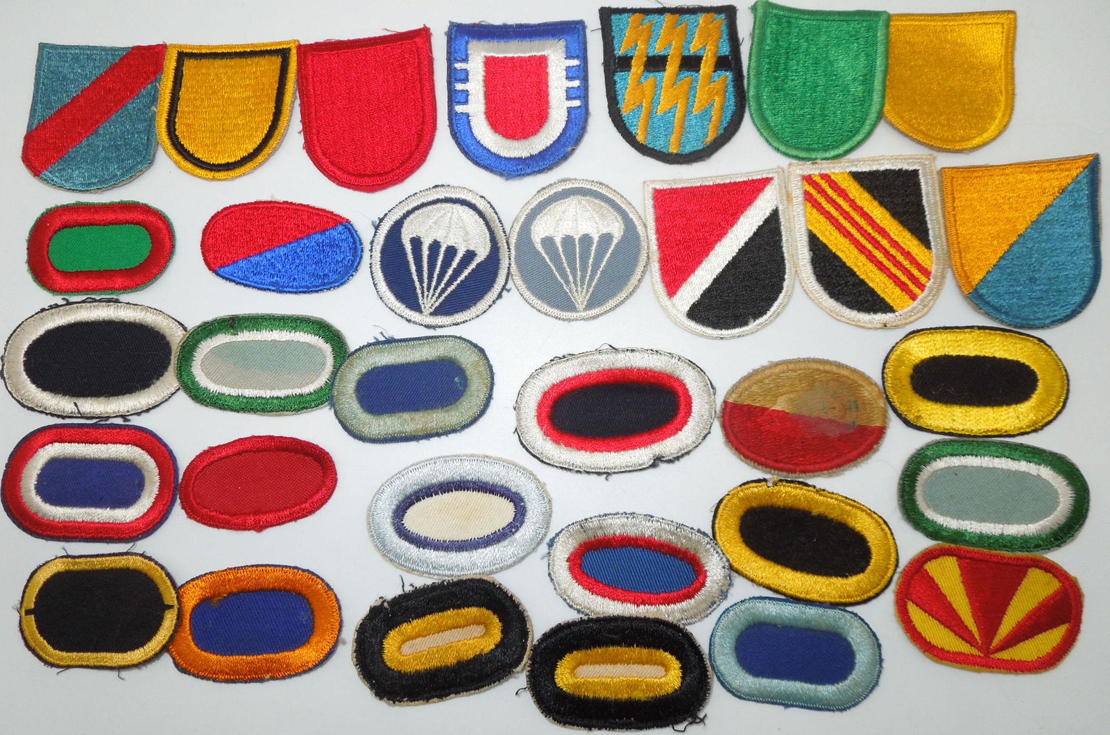 WWII - Vietnam US Army Beret Flashes, Parachute Ovals & Airborne Patches (1 of 10)