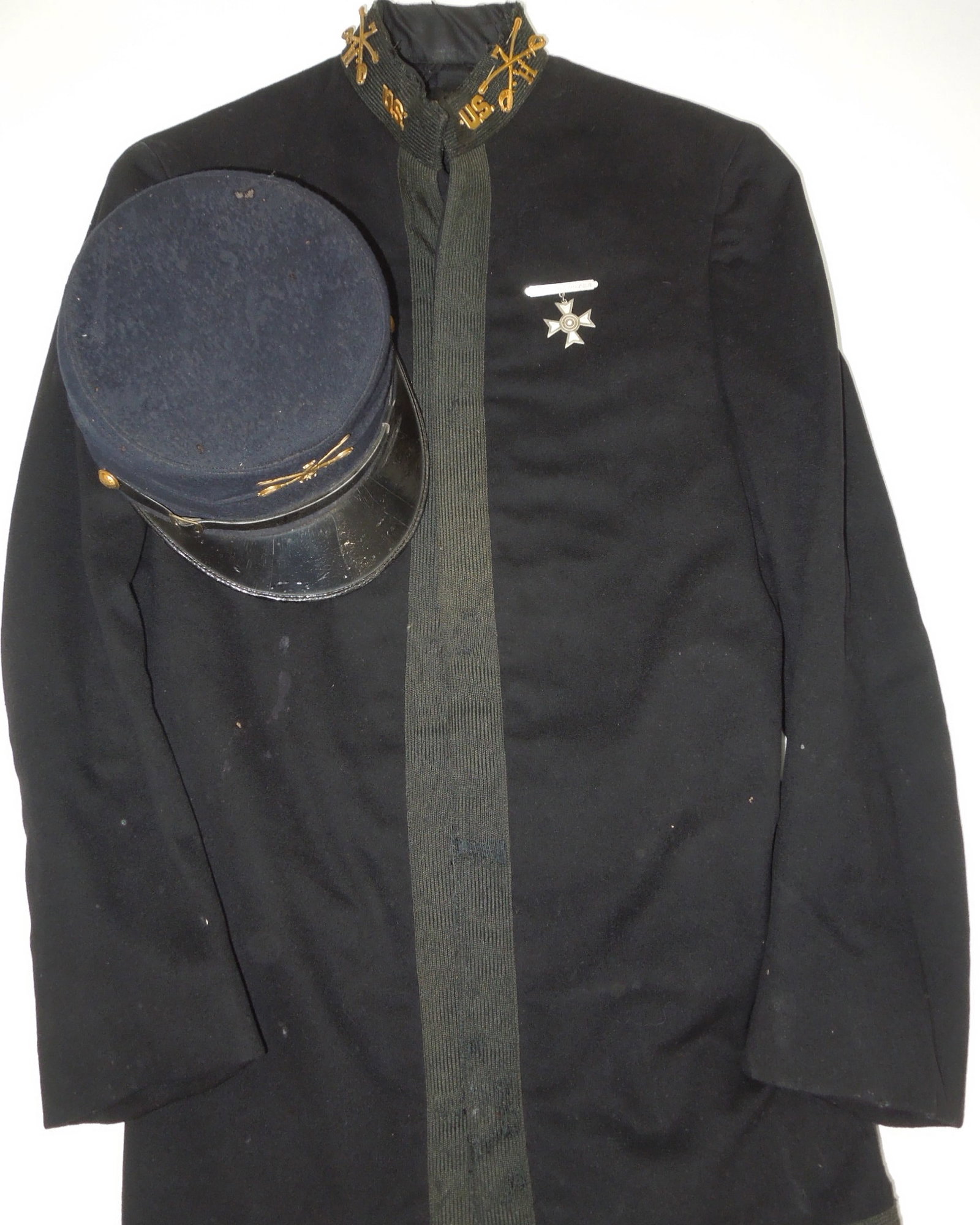 Spanish American War 7th Cavalry Regt. Soldier Uniform Jacket & Cap: US M1877 black, pocketless service tunic. 1 inch wide black mohair piping - shows some wear (especially around collar). Gilt brass US and crossed swords with 7/H. Silver SHARPSHOOTER pin on chest. Wit