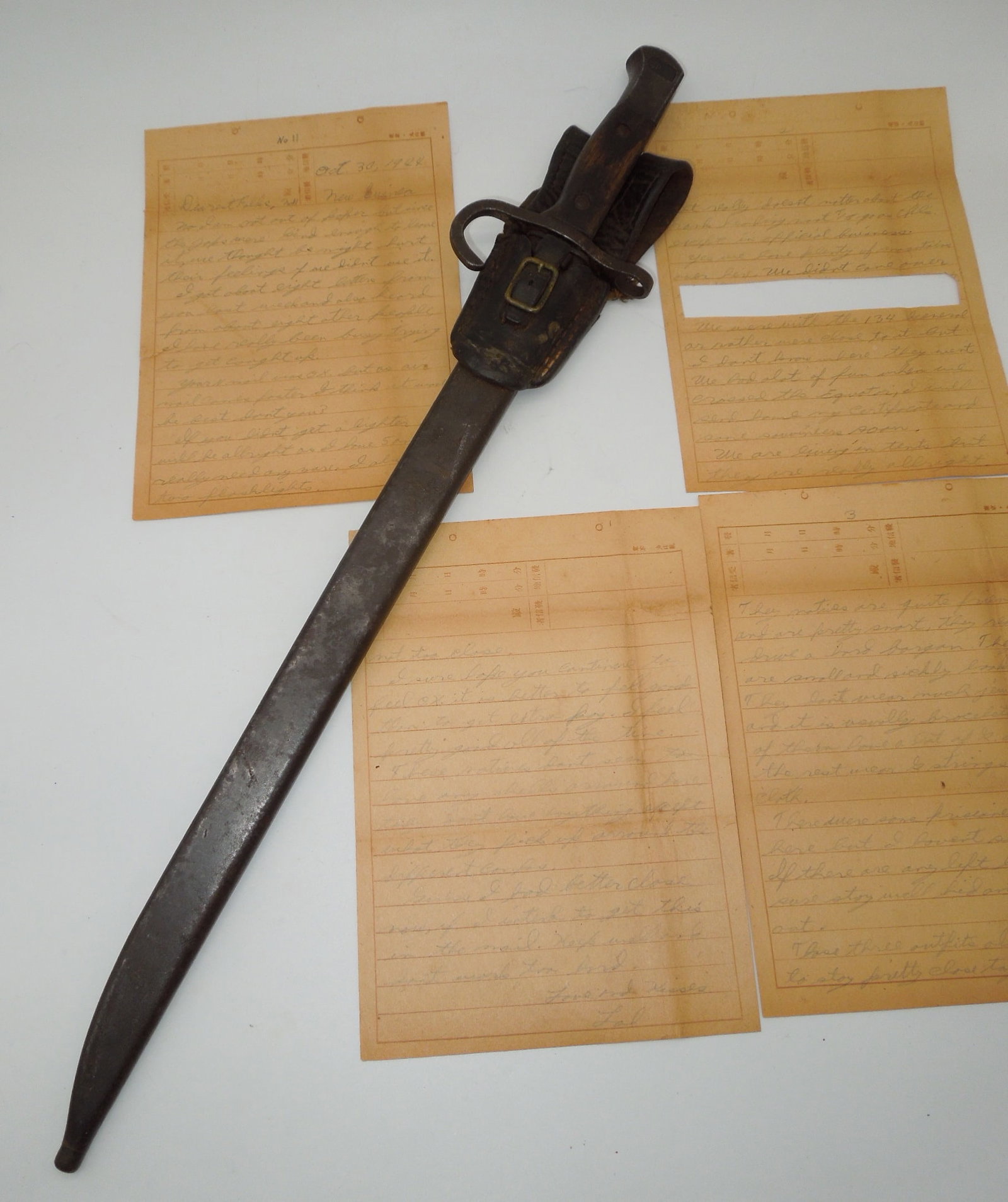 WWII Captured Japanese Bayonet & Censored US Letter 1944 New Guinea: Original captured Japanese bayonet and captured Japanese letterhead used by an unknown US soldier to write home (censored / cut out letter).