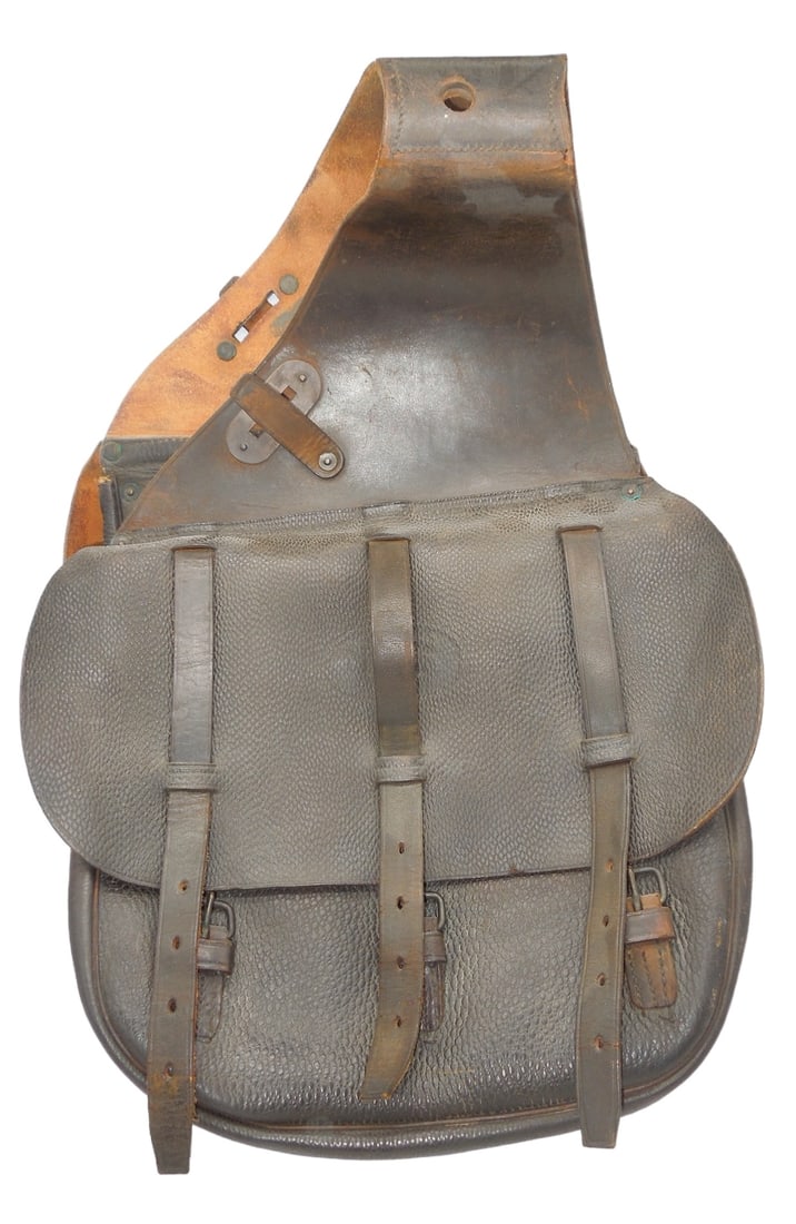 Pre WWII US Army Cavalry Boyt Leather Twin Saddle Bags: Pre WWII US Army Cavalry Leather Twin Saddle Bags. Marked US and Boyt. Approximate size is 18 x 14 inches. The buckles and straps are all in nice condition. The only issue we see with the saddle bags 