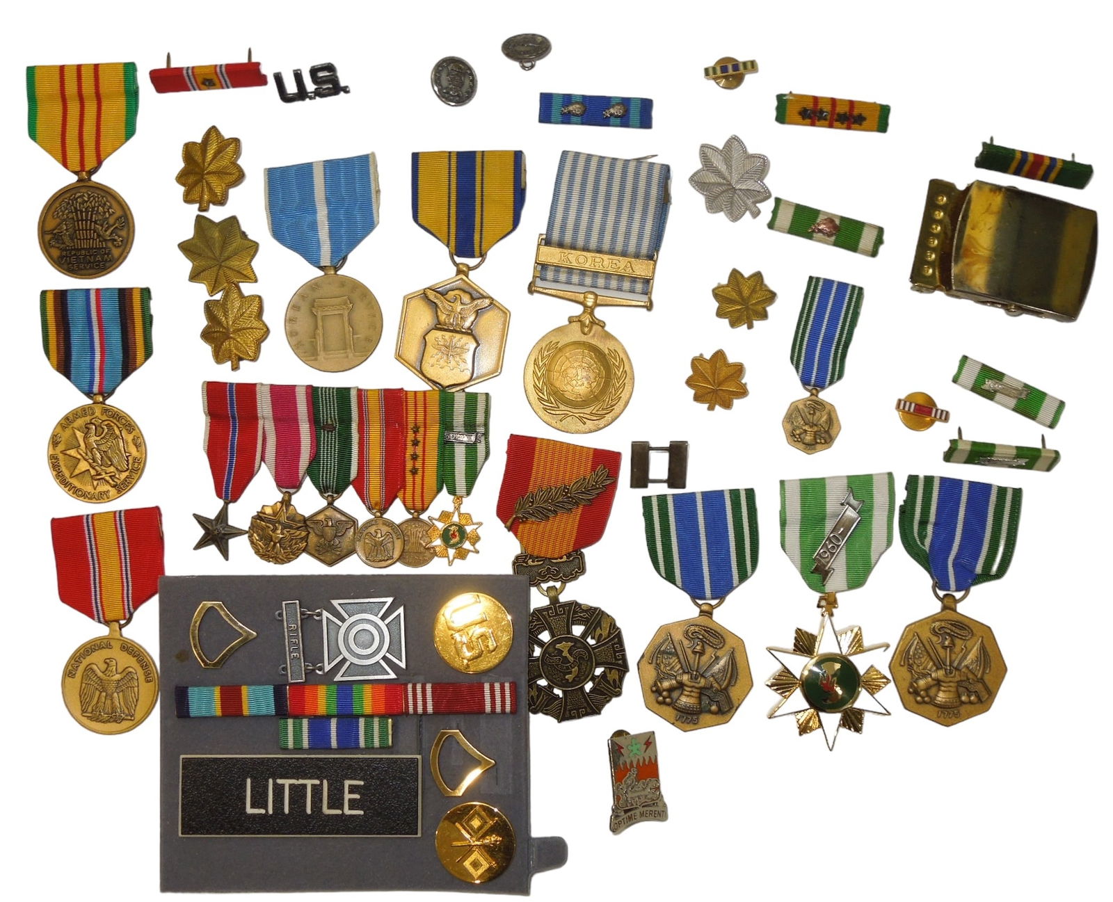 Korean War Vietnam & Modern US Army Medals: Korean War Campaign medals, Air Force Officer rank pins, mini US Army Vietnam War medal set with a Bronze Star, loose full and mini sized medals and a small display from the 80s - 90's for a Pfc. Litt