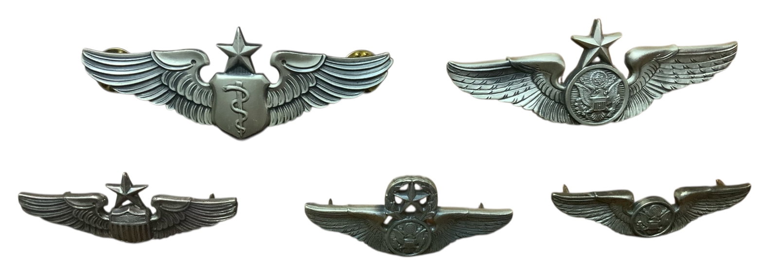 Post WWII-Vietnam Senior Flight Nurse, Chief, Senior & Enlisted Aircrew Senior Pilot Wings Lot: Lot of (5) as shown. Included are (2) full size 3 inch and (3) 2 inch wings. All wings are clutch back. Markings on the reverse of each wing are the following: Senior Flight Nurse Wing (STERLING 19S),