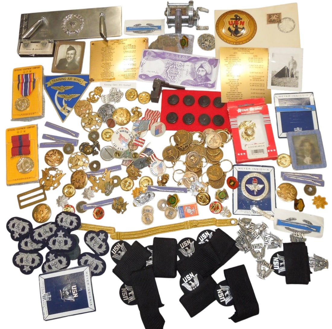 Huge Lot WWII - Modern US Military Pins Keychains Medals Papers Navy Badges (1 of 15)