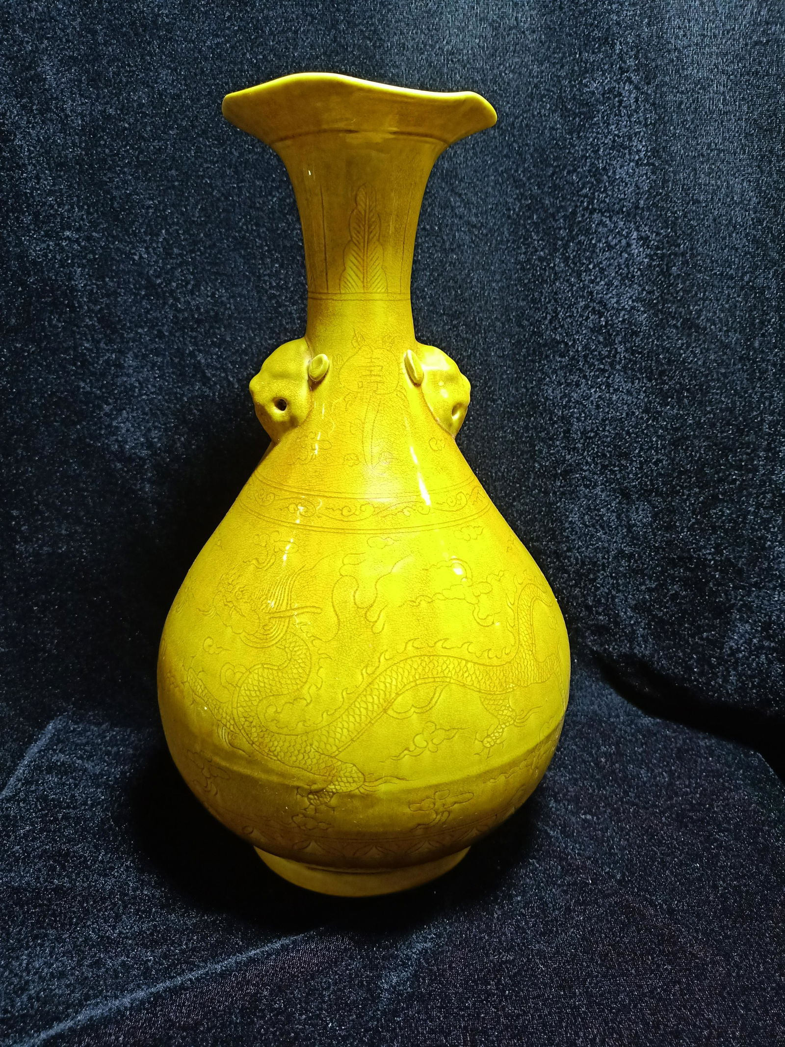 Yellow glaze bottle with dragon pattern: Yellow glaze bottle with dragon pattern.Sizei:35x25cm