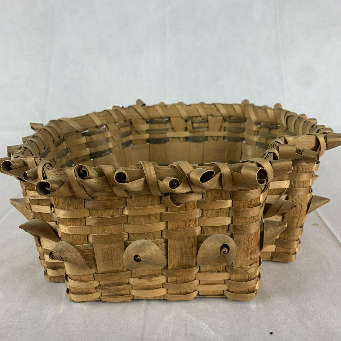 Unusual Early Northeast Native American Basket: Super cool vintage North East Indian curly cue basket. Unusual form. Excellent original condition. No damage. 2 color. 12 inches x 11 inches.