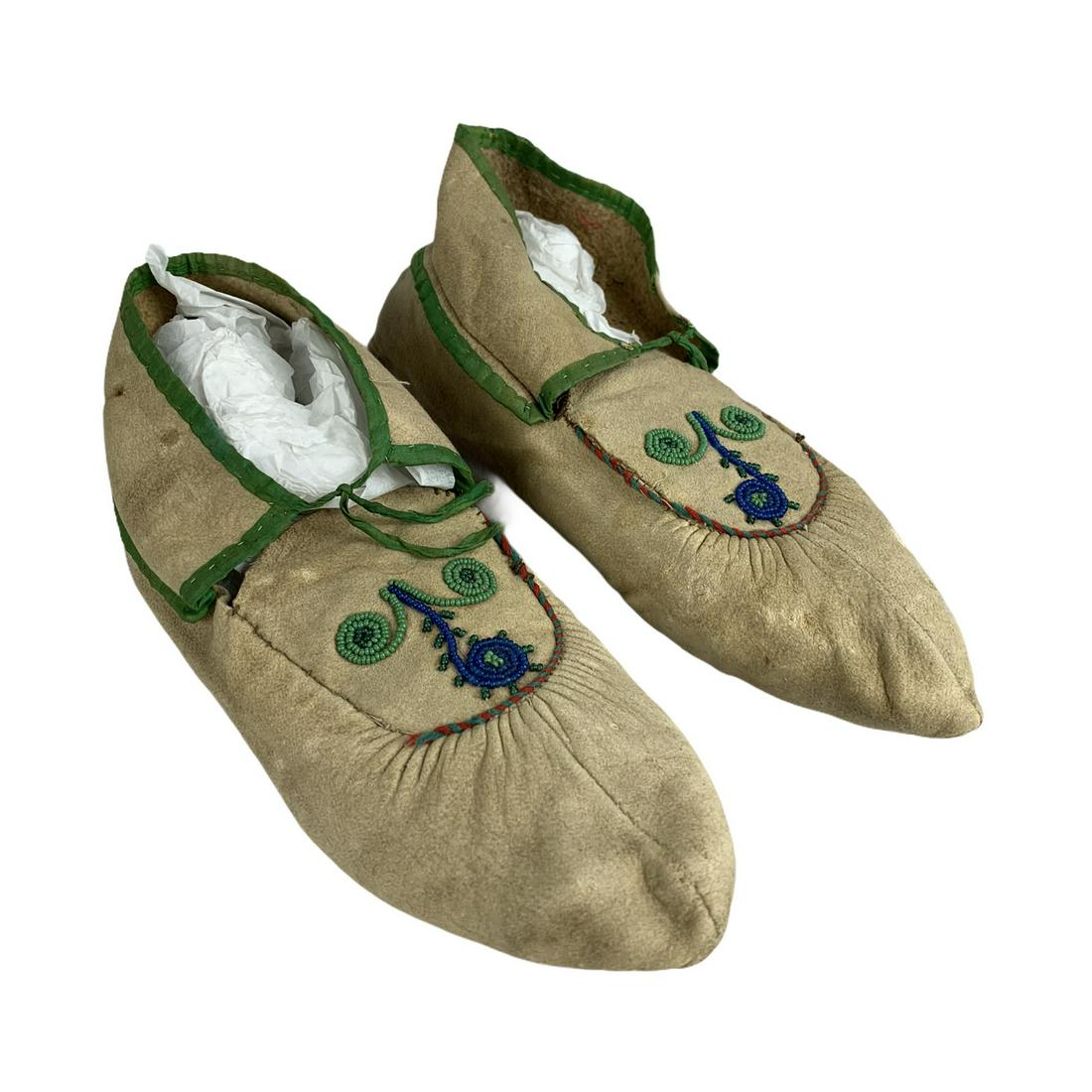 Vintage Pair of Woodland Indian Pucker Toe Moccasins (1 of 3)