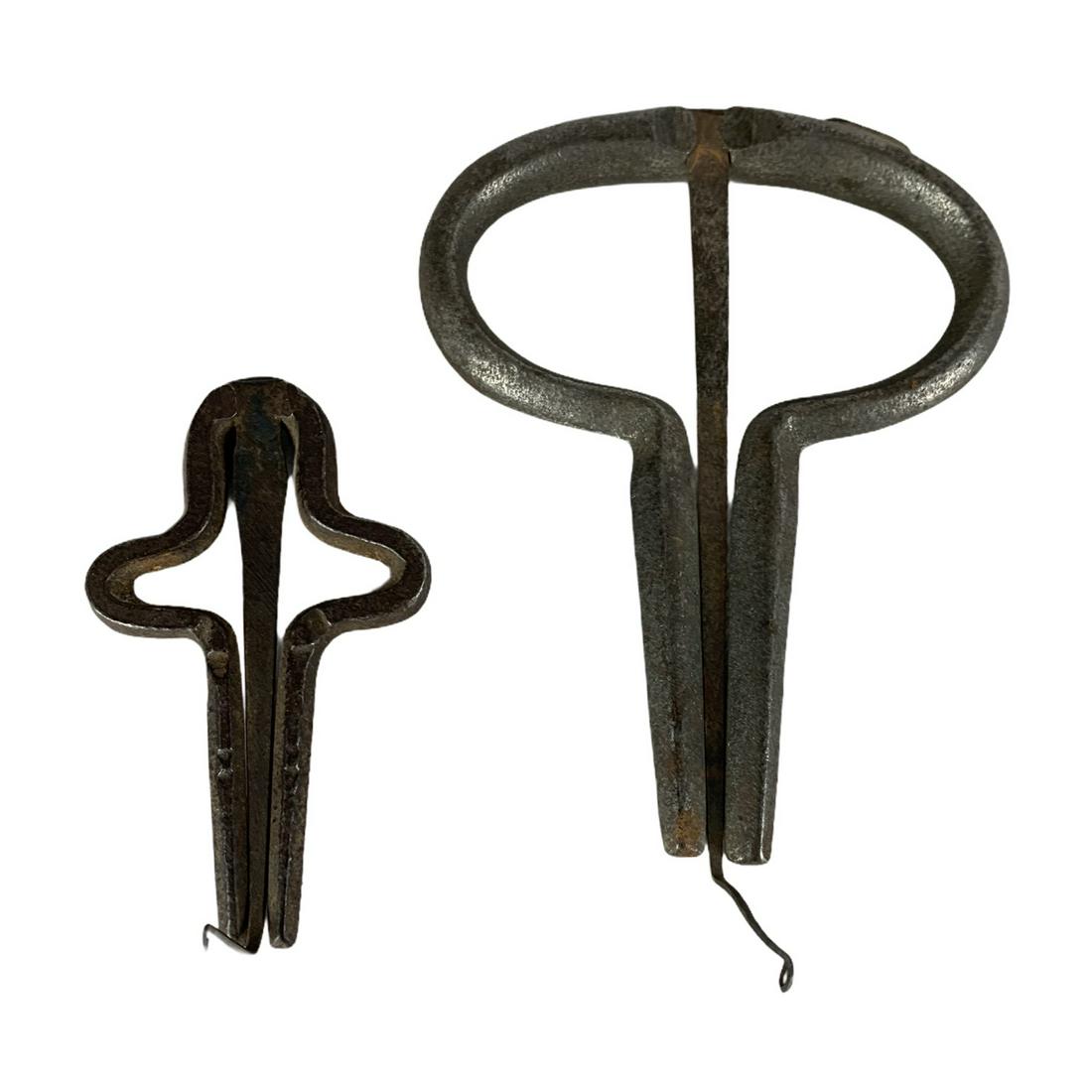 Pair of Iron Jews Harps: Neat pair of Jews Harps. One 5" and one 3". Complete with No breaks or damage.