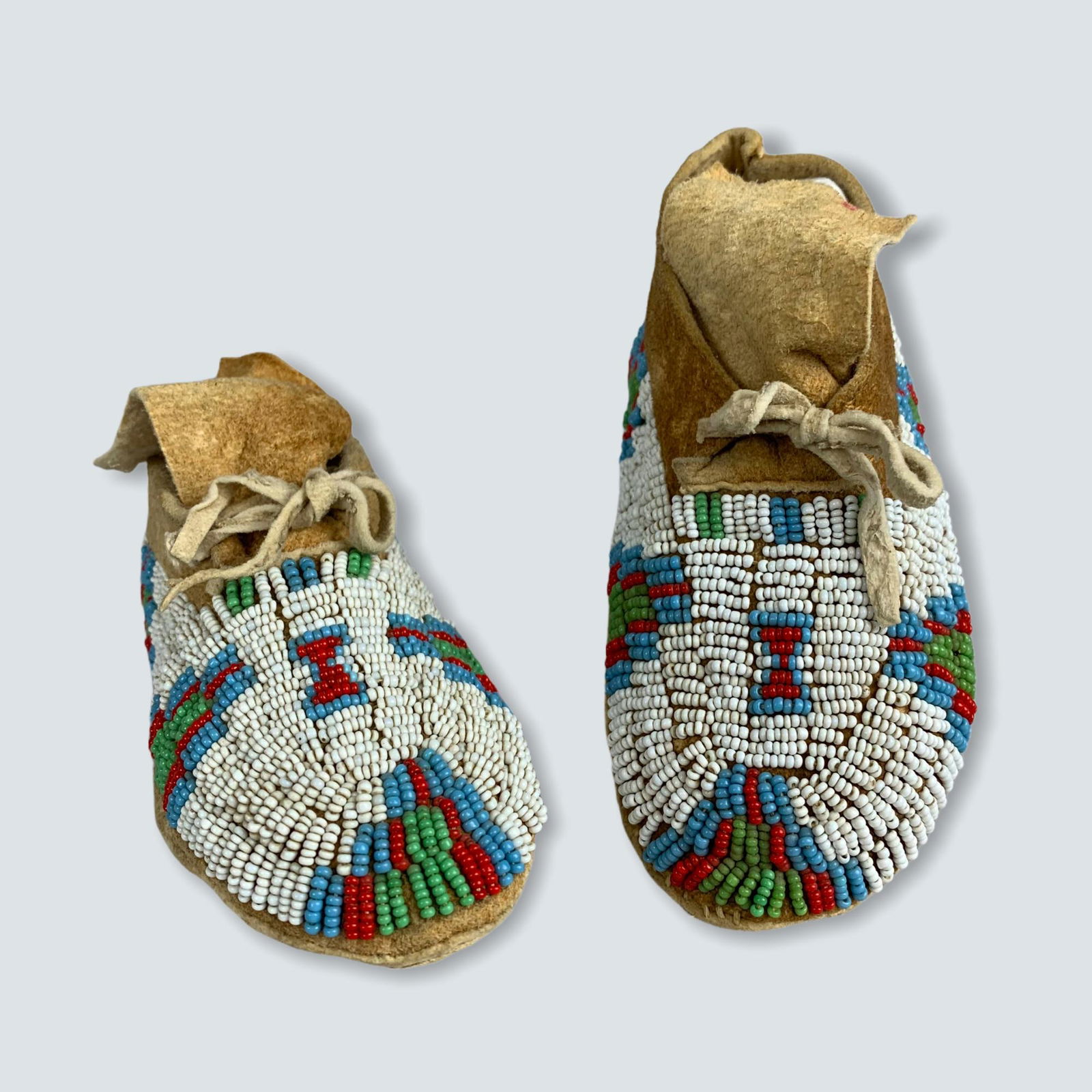Vintage Full Beaded Plains Childs Moccasins (1 of 4)