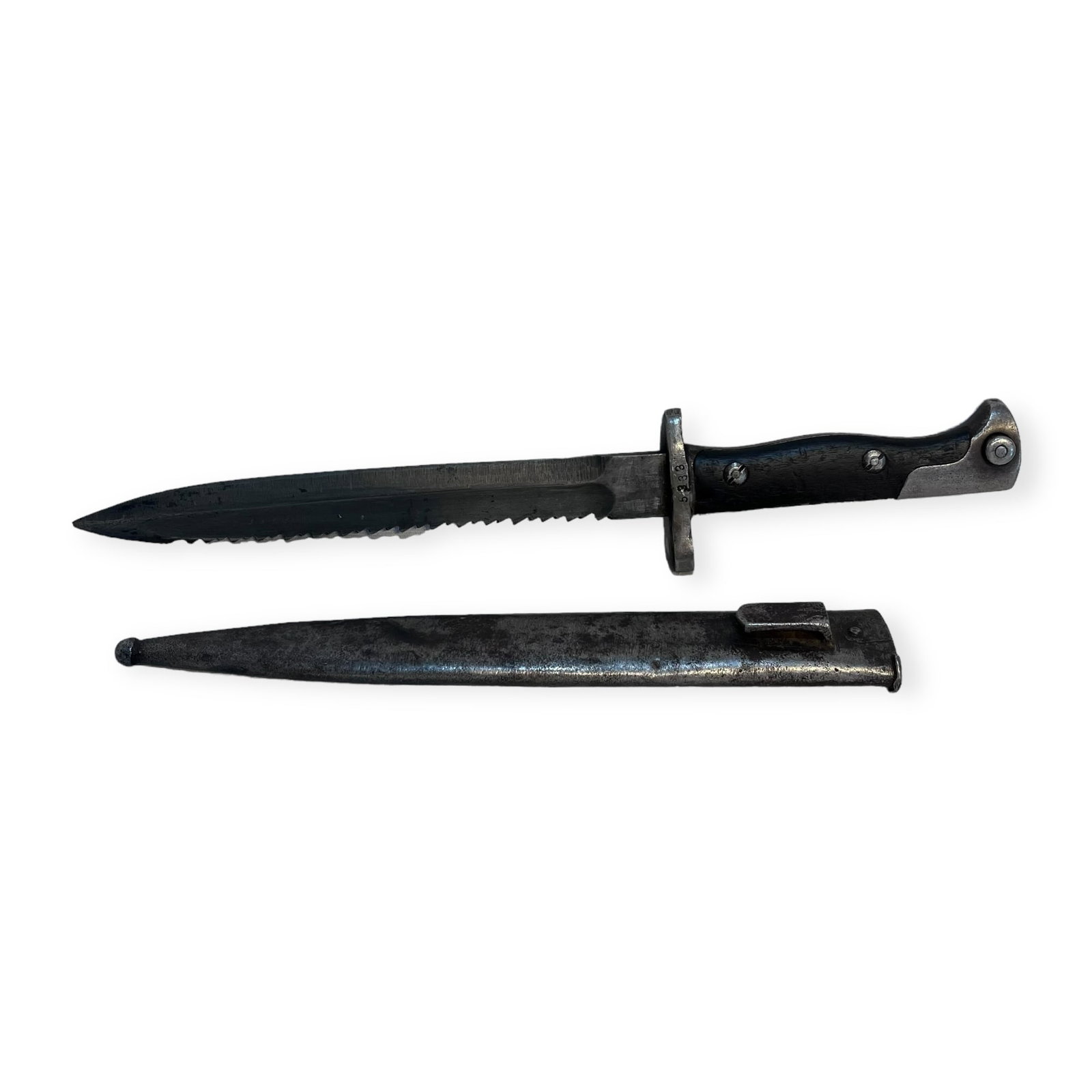 World War 1 German Mauser Sawback Butchers Bayonet & Scabbard: Good condition, measuring approx 15.5 in sheath. Metal sheath. Marked 5338, and marked on blade WAFFENFABRIK/MAUSER A.G. OBERNDORF.