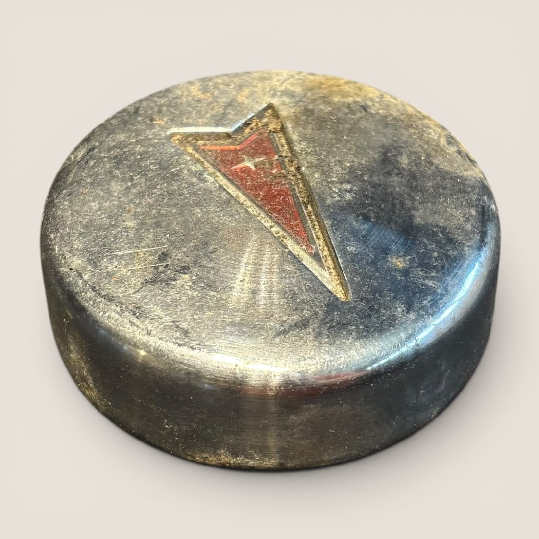 Vintage Pontiac Arrowhead Wheel Center Cap (1 of 2)