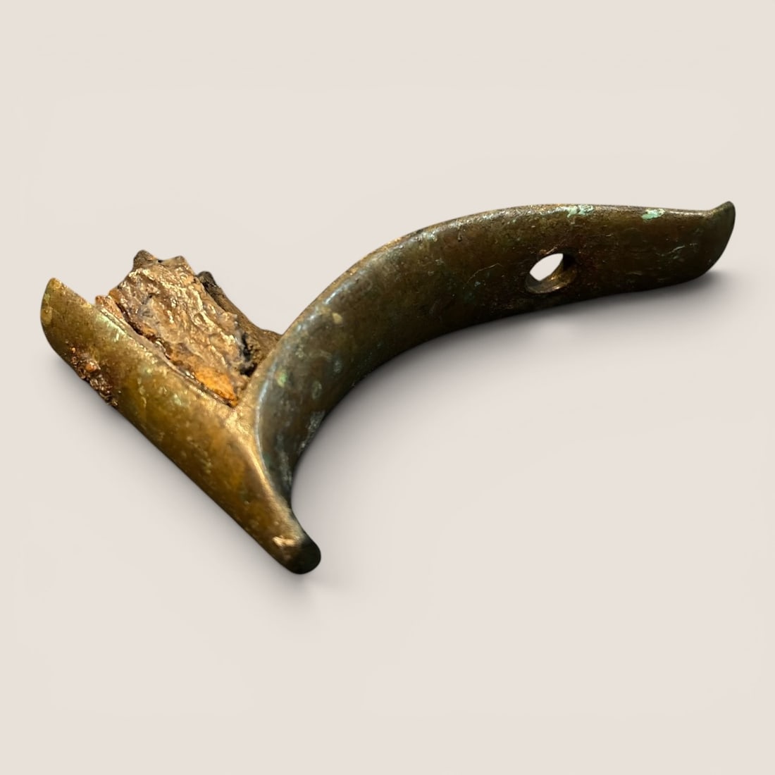 Battlefield Relic Buttplate: An old relic dug, brass buttplate to a long stock rifle.We provide in-house shipping on all items in the auction. Bid directly at Bid.Ziebarths.com for a lower buyers premium (18%).