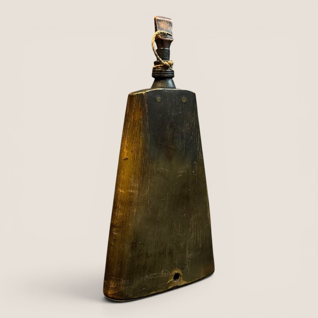 Flat Gunpowder Horn Flask: Measuring approx 6 inches in length.We provide in-house shipping on all items in the auction. Bid directly at Bid.Ziebarths.com for a lower buyers premium (18%).