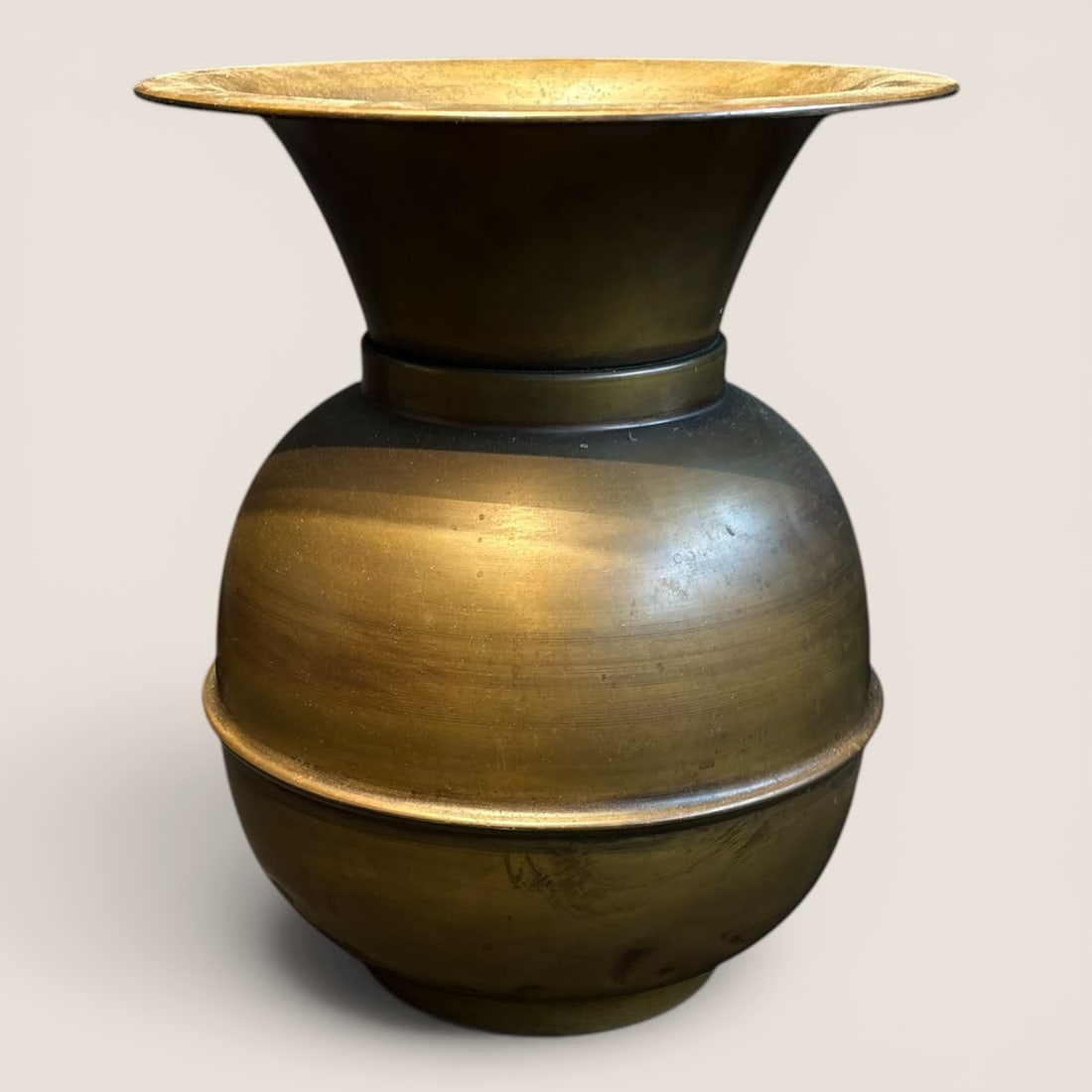 Vintage Brass Spittoon: Nice vintage brass spittoon, 11 inches tallWe provide in-house shipping on all items in the auction. Bid directly at Bid.Ziebarths.com for a lower buyers premium (18%).