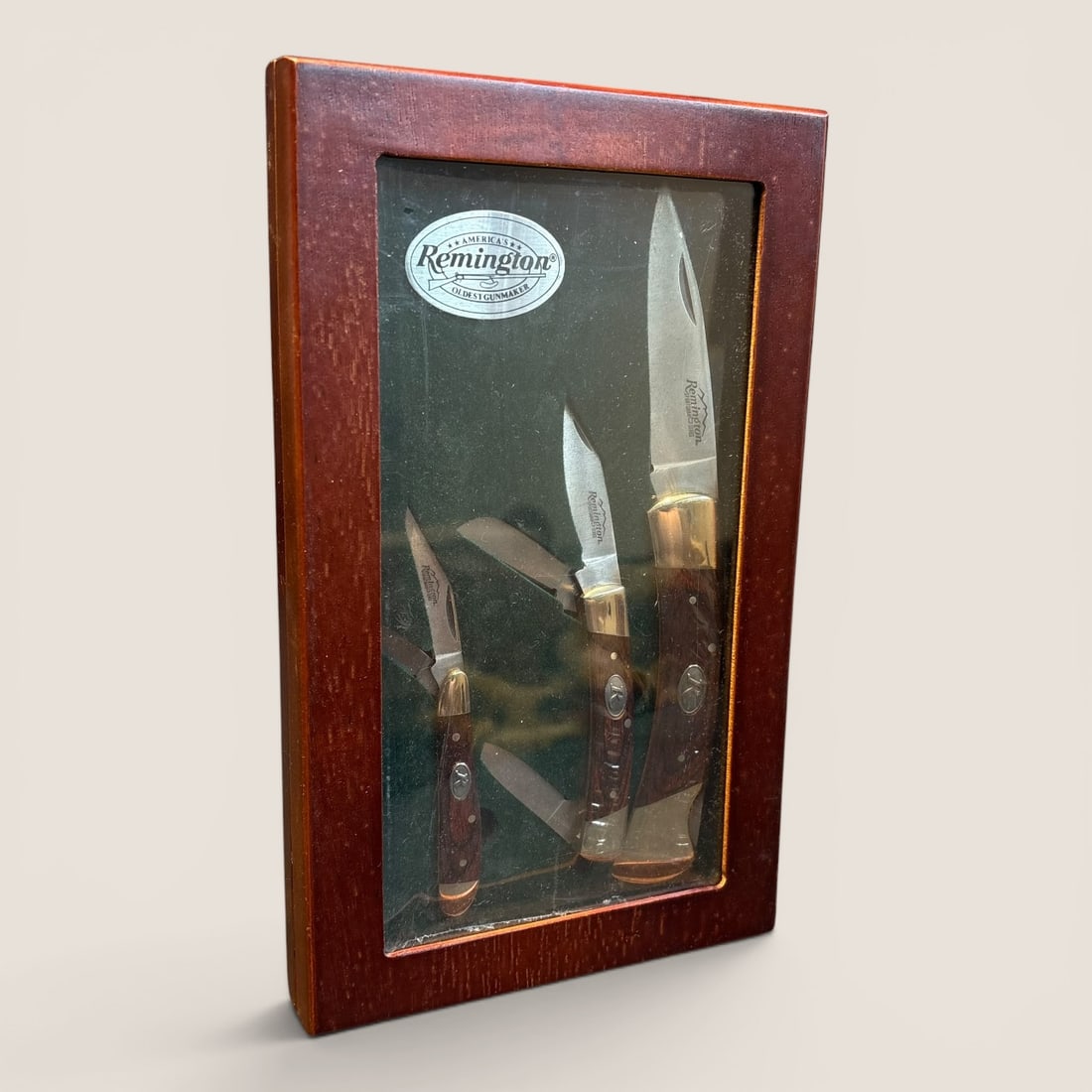 Remington Collectors Pocket Knife Set: Unopened Remington collectors pocket knife set in the original wood caseWe provide in-house shipping on all items in the auction. Bid directly at Bid.Ziebarths.com for a lower buyers premium (18%).