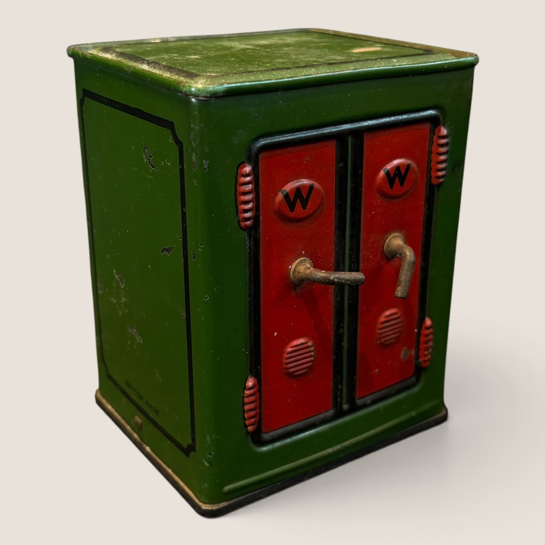 Vintage Tin Safe Penny Bank: Early 2oth century Tin penny bank Shape of a safe 4 1/2 x 3 1/4 original paint and condition Complete no key Bid directly at Bid.Ziebarths.com for a lower buyers premium (18%). We offer in-house shipp