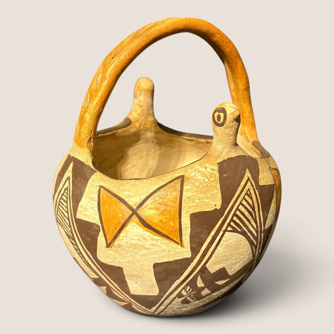 Excellent Twist Handled Effigy Acoma Bowl (1 of 3)