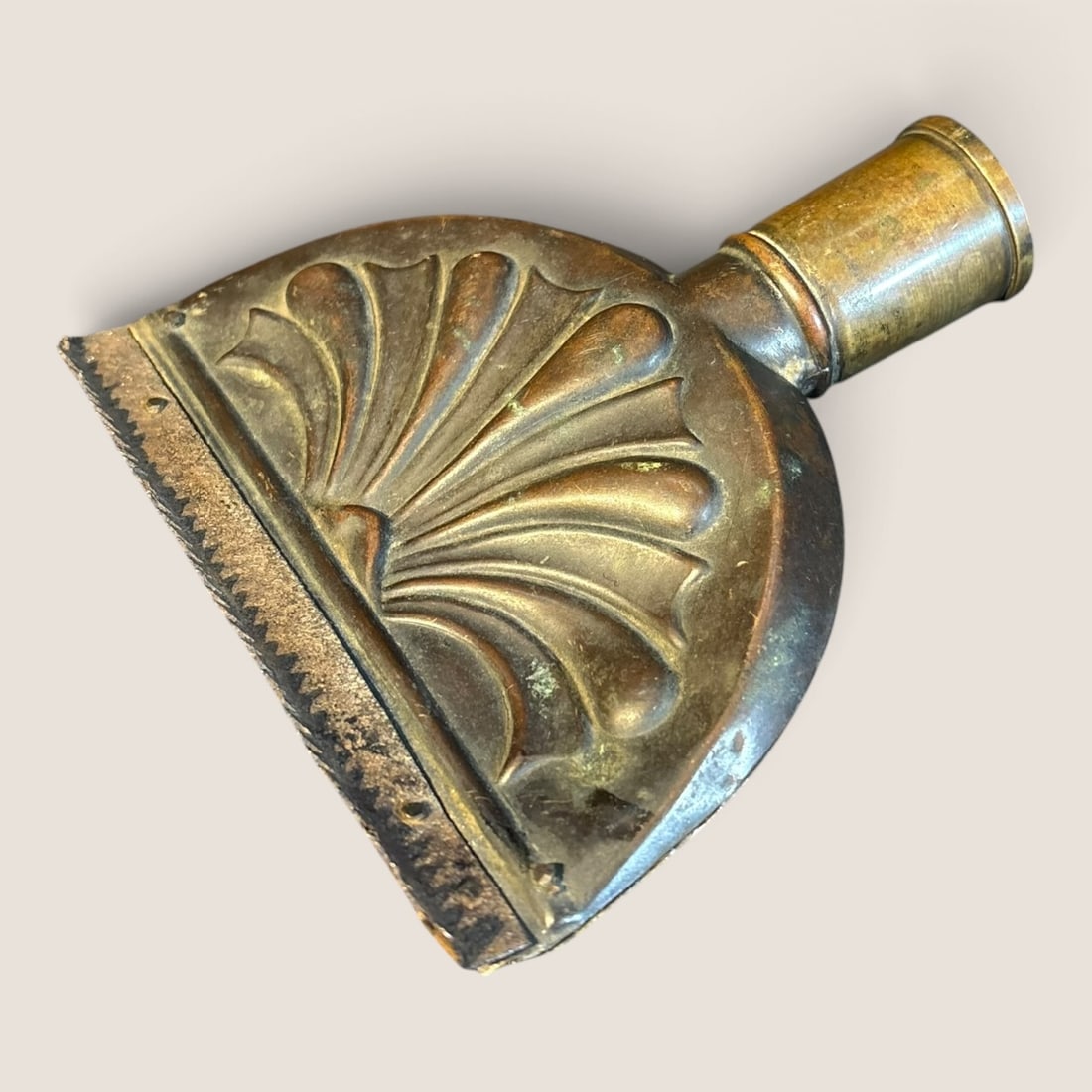 Pre 1900 " Water Flow Curry Comb ", Copper & Brass: Unique pre 1900 " Water Flow Curry Comb ", fancy, copper & brass, 5 x 4 1/2, excellentWe offer effecient & affordable in-house shipping on all items in this auction. Bid directly at Bid.Ziebarths.com