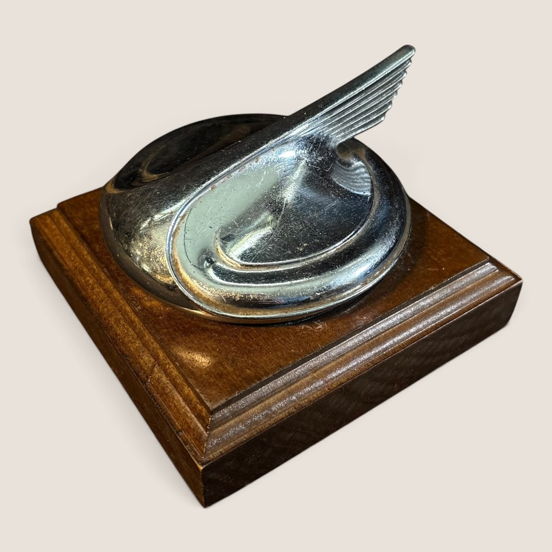 Late 1920's Automotive Studebaker Winged Radiator Cap / Hood ornament: Late 1920's Studebaker Winged radiator cap / hood ornament mounted on wood blockWe offer effecient & affordable in-house shipping on all items in this auction. Bid directly at Bid.Ziebarths.com for ou