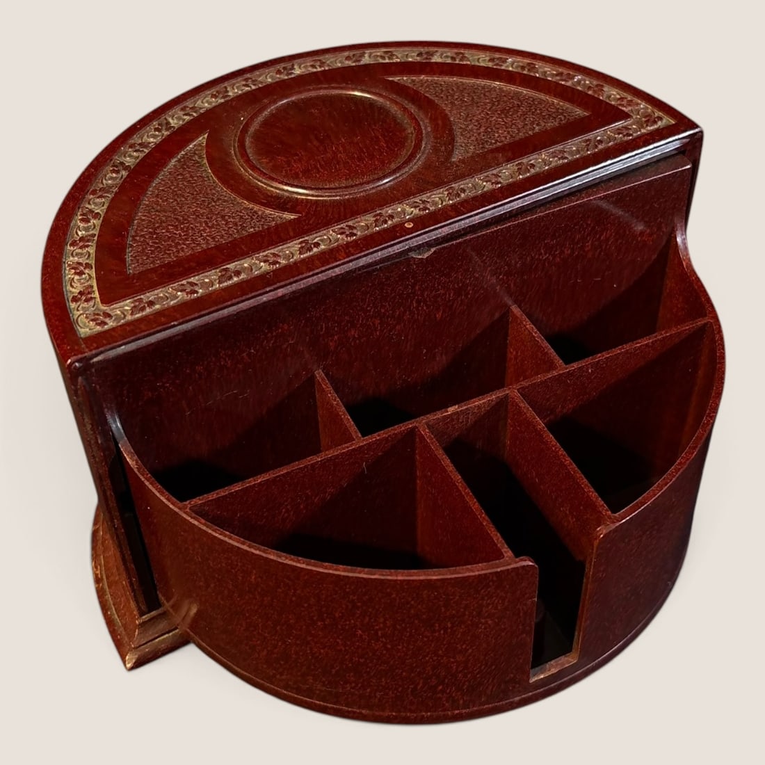 Art Deco Bakelite " Roto Tray " Revolving Dispenser: Art Deco Bakelite " Roto Tray " revolving dispenser, 6 1/2 wide x 3 5/8 tall, excellent original conditionWe offer effecient & affordable in-house shipping on all items in this auction. Bid directly a