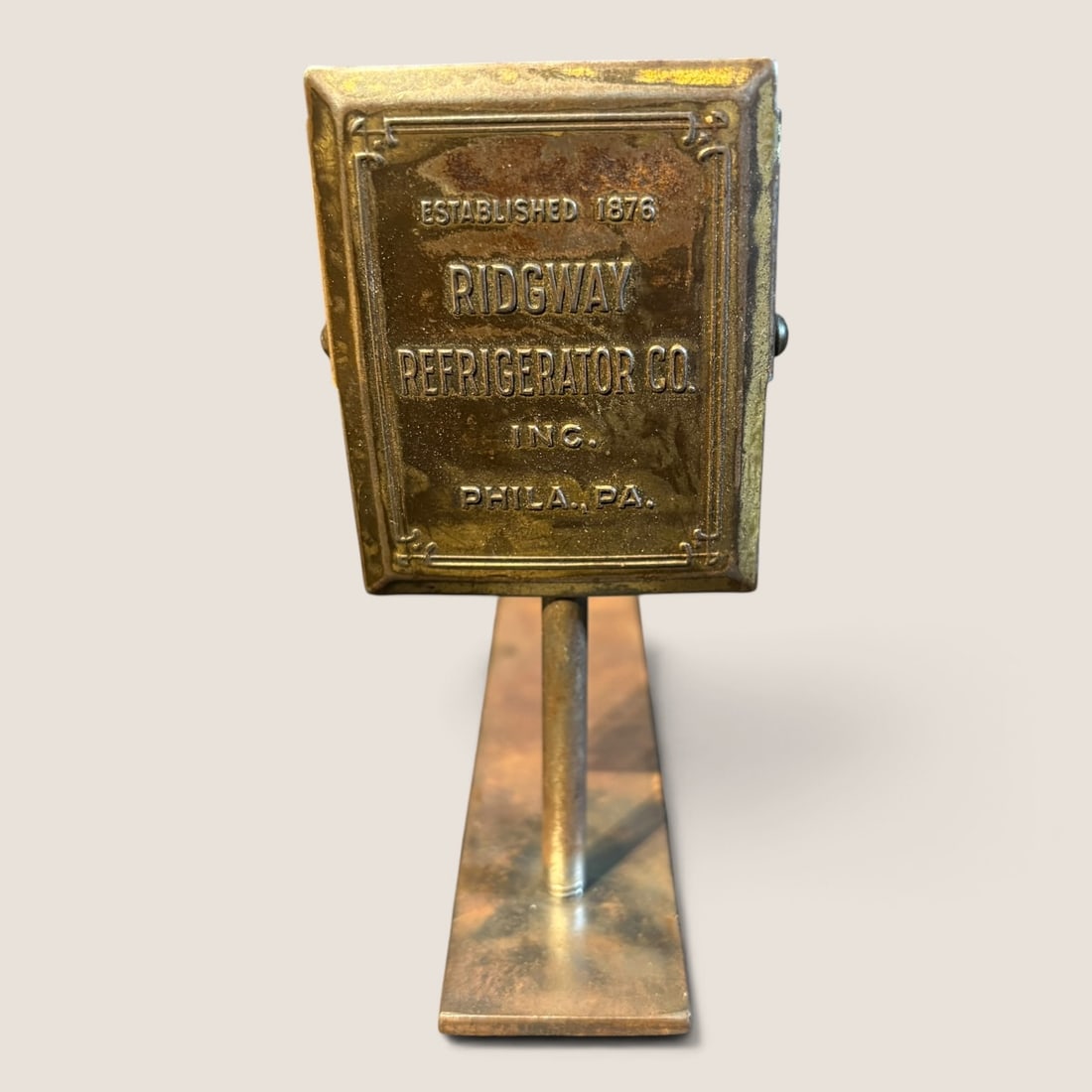 Antique Advertising Bill Letter Clip, " Ridgway Refrigerator Co. " Philadelphia Pa.: Antique advertising bill clip, " Ridgway Refrigerator Co. ", Philadelphia Pa., 2 1/2 x 2We offer effecient & affordable in-house shipping on all items in this auction. Bid directly at