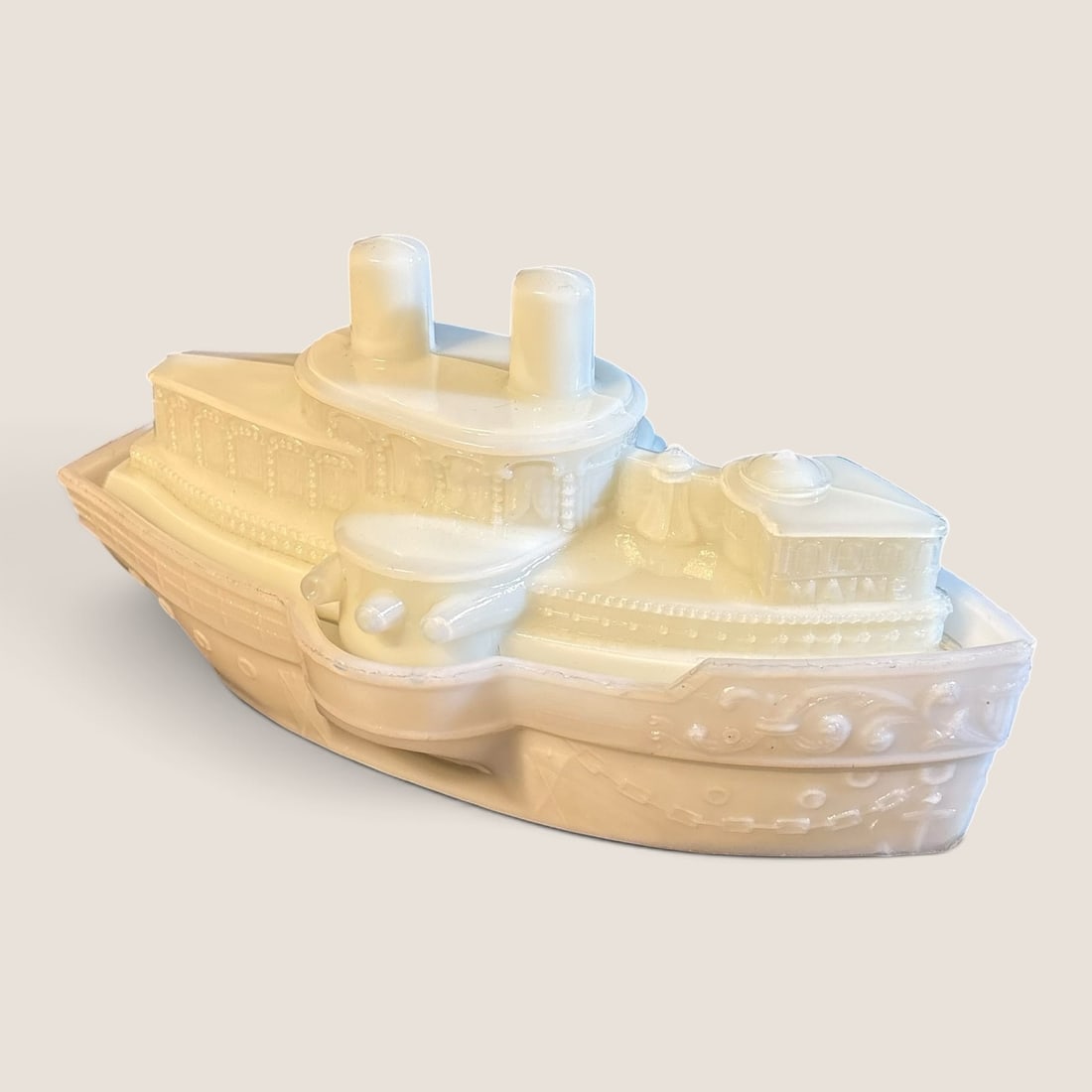 Antique 1898-1900 Milk Glass battleship: Antique 1898-1900 Milk Glass " Battleship ", Made To Commemorate The Spanish-American War, 8 inch, excellentWe offer effecient & affordable in-house shipping on all items in this auction. Bid directly