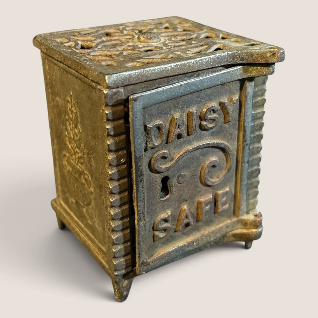 Antique " Daisy " Cast Iron Coin Still Bank: Original " Daisy " cast iron coin still bank, 2 7/8 x 2 3/8 x 3 1/2, complete, no keyWe offer effecient & affordable in-house shipping on all items in this auction. Bid directly at Bid.Ziebarths.com f