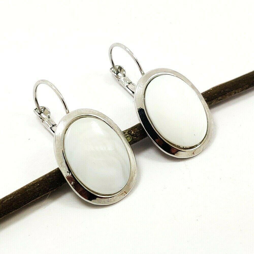 MOTHER OF PEARL GEMSTONE WHITE LEVER BACK EARRING: PRODUCT TYPE : EARRING , MAIN STONE : MOTHER OF PEARL , MAIN STONE SIZE : 13X18 MM , MAIN STONE SHAPE : OVAL , MAIN STONE COLOR : WHITE , EARRING TYPE : LEVER BACK , METAL : WHITE BRASS , METAL PURITY