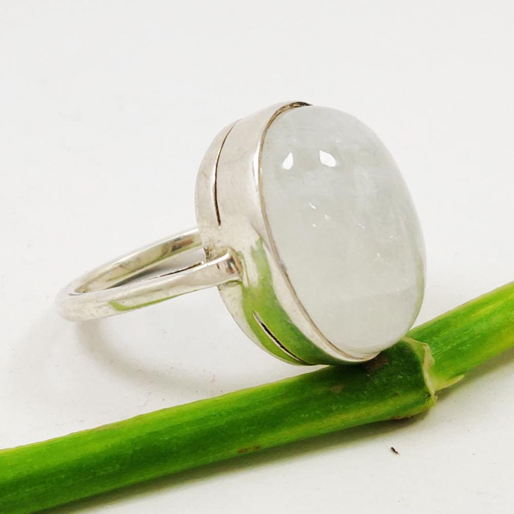 RAINBOW MOONSTONE GEMSTONE 92.5 STERLING SILVER RING: ITEM : RING MAIN STONE : MOONSTONE MAIN STONE SHAPE : OVAL MAIN STONE SIZE : 20X16 MM MAIN STONE COLOR : WHITE METAL : STERLING SILVER METAL PURITY : 92.5 RING SIZE : 8.5 RING WEIGHT : 8 GRAM PRODUCT 